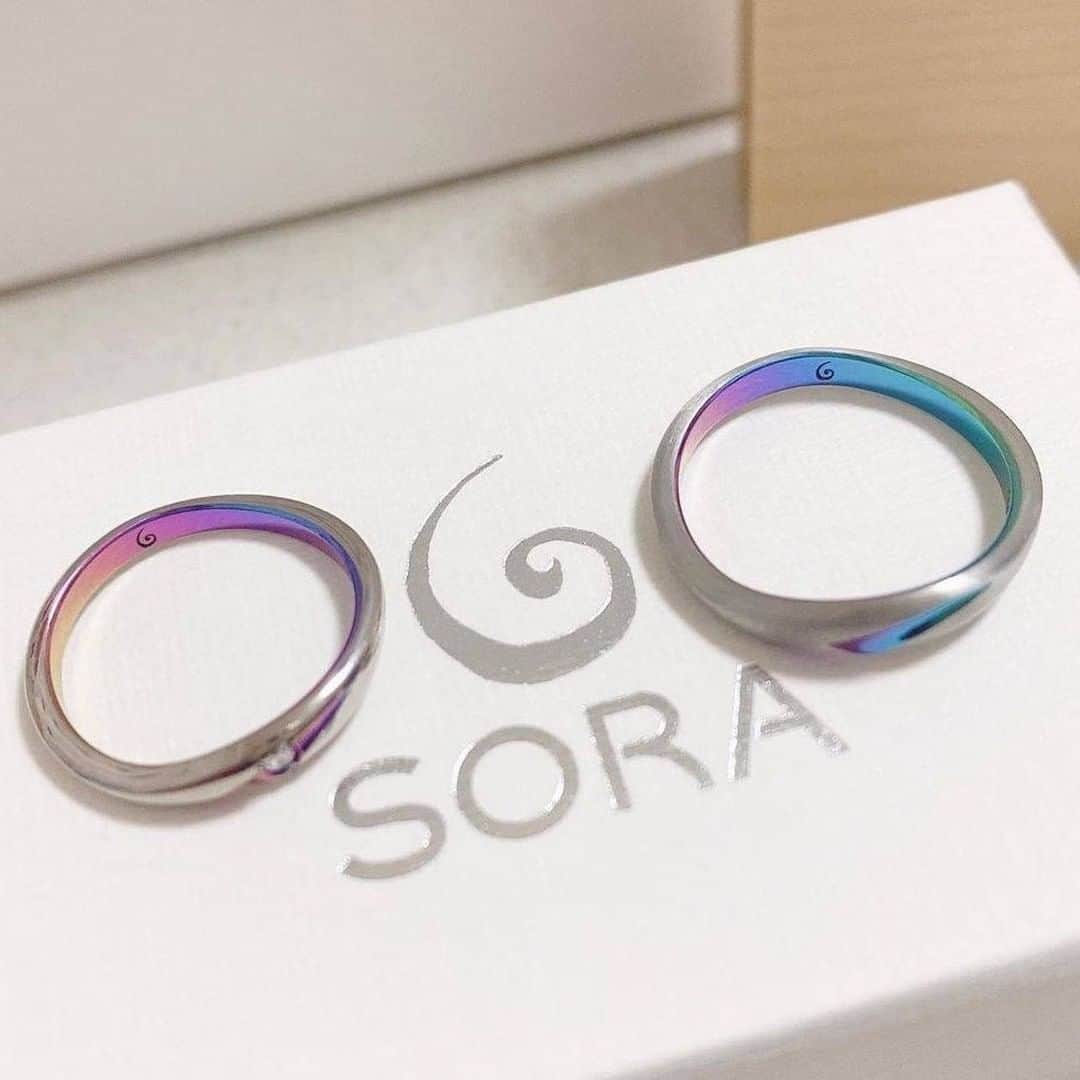 SORA ≪SORA表参道の公式アカウント≫のインスタグラム：「@sora_omotesando . ぜひ『 #結婚指輪sora 』のハッシュタグを入れて お写真を投稿してくださいね＊* . みなさんの素敵なご投稿はSORAの 公式アカウントでご紹介いたします！ . 本日は @ygp222 さまのご投稿をご紹介♪ . ･:*+.･:*+.･:*+.･:*+.･:*+.･:*･: . グラデーション最高すぎて 何枚も撮ってしまいました♡ . ふたりが気に入ったブランドで 気に入ったデザインで、 改めて好みが似ていて良かった♡ . 指輪の色は、単色とグラデーションから選べて、 色はまた変えれるっていうのも 素敵すぎて、、 悩んだけど最終的に直感でこの指輪。 . 手元に届いてからはより一層嬉しくて、 指輪、本当に大事にしていきたい♡ . ･:*+.･:*+.･:*+.･:*+.･:*+.･:*･: --------------- ▽幸せのおまじない 「サムシングブルーフェア」 https://www.sora-w.com/event/somethingblue/ ▽全国の取扱店をご紹介 https://www.sora-w.com/shop/retailers/ ▽SORA公式サイトはTOPのURLからcheck * >>> @sora_omotesando . --------------- ぜひ『 #結婚指輪sora 』のハッシュタグで SORAの写真を投稿してくださいね＊* こちらのアカウントでリグラムさせていただきます♪ . #結婚指輪 #婚約指輪 #指輪 #表参道 #オーダーメイド #プレ花嫁 #ブライダル #ウェディング #手作り #bridal #マリッジリング #エンゲージリング #金属アレルギー #金属アレルギー対応 #bridalring #ring #weddingring #手作り指輪 #Jewelry #ペアリング #グラデーション #Marriage #記念日 #刻印リング #オーダーメイドリング #デザインリング #セットリング #オリジナルリング」