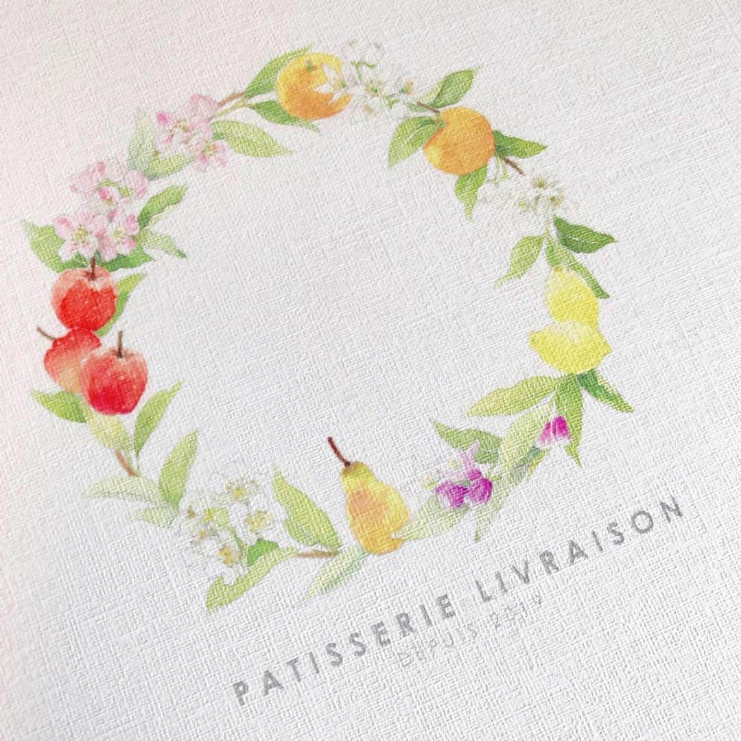 イラストレーター山崎牧子のインスタグラム：「Patisserie Livraison 東京都・国分寺 @patisserielivraison  パティスリーリブレゾンさんの たっぷりの焼き菓子詰め合せ🐿 担当させていただいたリースの絵が白いキャンパス生地に爽やかで、このバランスがとても素敵💕 イラストを活かして下さるデザイナーさんって凄いなと思います。お菓子を食べ終わった後もこの箱に何を入れよう…と考えるのも楽しみの一つですね。 #リブレゾン#patisserielivraison#パティスリーリブレゾン#国分寺#スイーツ#洋菓子#焼き菓子#お中元#リース#水彩画#イラストレーター#パティスリー#パッケージ#パッケージデザイン #patisserie#illustrator#artwork#watercolor#watercolorpainting」