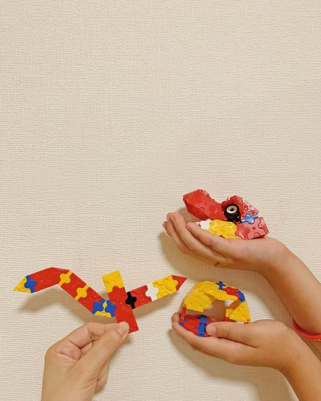 むらたさきさんのインスタグラム写真 - (むらたさきInstagram)「🧱🧱 ． 先週末、新しいLEGOを作りはじめた長男☺️✨ ． ． サンちゃん👶が起きたら 誤飲しないように机の上に移動して🏃‍♂️、 次男が横からちょっかいをかけてくるときは子ども部屋に移動して😂、 ． たまに 「おかーさーん！このパーツがどうしても見つからない🙏🥺ちょっと来て〜！！」 と助けを求めつつも 1人黙々と時間を忘れて作っていました😌🧱✨ ． ． “レゴニンジャゴーの青いドラゴンをお願いします😍🐉” とリクエストしてサンタさんにもらったシリーズは、 対象年齢が9歳〜とやや難しくて 途中から眠ったままになっとったけれど、 ． 今回の〈LEGO CITY北極探検〉❄️🛷🐺は、 7歳〜とちょうどいい塩梅の難易度だったよう👌👦️💮 ． ． ． 完成した乗り物にミニフィグを乗せて 「うわ〜やめろぉ〜😵」 「ハハハー」 「シュッシュ🏃‍♂️💨」 と、雪山探検の車のはずが、 ブツブツと戦い風な効果音を唱えながら😂、 自分たちで色んなストーリーを考えて楽しんでいました🤝🥰 ． ． ． 説明書通りに作るのも、アレンジするのも、 子どもたちが好きなように想像してチャレンジする姿を 家事の手を止めて もっと一緒に共感していきたいなぁ🤝♡と、 (“その、止められる時間がなかなかないのよ…🙏😭”という気持ちを堪えて) ． @hugmug_insta × くもん の 『“自分でできる力” が身につく、ママと子どもの10の習慣』を読んで改めて思ったので、 ． このエピソードと共に、 #自分でできる力 インスタキッズフォトコンテストに参加します🏅☺️ ． ． @kumon_jp_official をフォロー＆ わが子の「自分でできる力」と指定のハッシュタグでエントリー出来るので、 みなさんも参加してみてくださいね〜🙏🥰 ． ． ． ． ☞ 3枚目 ここはただの雪山でないな！？の物騒な装備の人たち😂の中に 小さなオオカミがおって可愛い♡🥺🐺笑 ． ☞ 4枚目 次男のLaQ作品(平面の恐竜) ＆長男と合作で制作中のティラノザウルス🦖✨ ． ． ． ． ． ． ． ． ． ． ※ 長男は小学生になったので、 顔が写るときは母が描いたメガネの絵をスタンプしています👓🙏😌🙇‍♀️ ． ． ． #7歳 #4歳 #生後10ヶ月 #兄ちゃんとおとうと #三兄弟 の長男👦次男👦 #kumonfriends#pr#3boys」7月20日 12時00分 - muratasaki