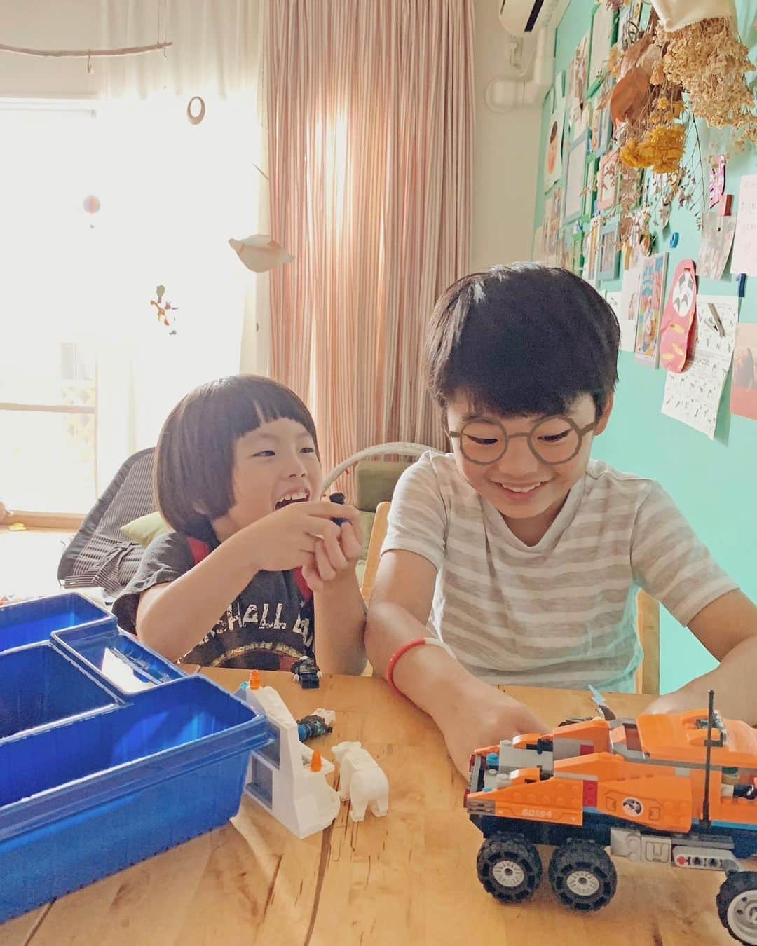 むらたさきさんのインスタグラム写真 - (むらたさきInstagram)「🧱🧱 ． 先週末、新しいLEGOを作りはじめた長男☺️✨ ． ． サンちゃん👶が起きたら 誤飲しないように机の上に移動して🏃‍♂️、 次男が横からちょっかいをかけてくるときは子ども部屋に移動して😂、 ． たまに 「おかーさーん！このパーツがどうしても見つからない🙏🥺ちょっと来て〜！！」 と助けを求めつつも 1人黙々と時間を忘れて作っていました😌🧱✨ ． ． “レゴニンジャゴーの青いドラゴンをお願いします😍🐉” とリクエストしてサンタさんにもらったシリーズは、 対象年齢が9歳〜とやや難しくて 途中から眠ったままになっとったけれど、 ． 今回の〈LEGO CITY北極探検〉❄️🛷🐺は、 7歳〜とちょうどいい塩梅の難易度だったよう👌👦️💮 ． ． ． 完成した乗り物にミニフィグを乗せて 「うわ〜やめろぉ〜😵」 「ハハハー」 「シュッシュ🏃‍♂️💨」 と、雪山探検の車のはずが、 ブツブツと戦い風な効果音を唱えながら😂、 自分たちで色んなストーリーを考えて楽しんでいました🤝🥰 ． ． ． 説明書通りに作るのも、アレンジするのも、 子どもたちが好きなように想像してチャレンジする姿を 家事の手を止めて もっと一緒に共感していきたいなぁ🤝♡と、 (“その、止められる時間がなかなかないのよ…🙏😭”という気持ちを堪えて) ． @hugmug_insta × くもん の 『“自分でできる力” が身につく、ママと子どもの10の習慣』を読んで改めて思ったので、 ． このエピソードと共に、 #自分でできる力 インスタキッズフォトコンテストに参加します🏅☺️ ． ． @kumon_jp_official をフォロー＆ わが子の「自分でできる力」と指定のハッシュタグでエントリー出来るので、 みなさんも参加してみてくださいね〜🙏🥰 ． ． ． ． ☞ 3枚目 ここはただの雪山でないな！？の物騒な装備の人たち😂の中に 小さなオオカミがおって可愛い♡🥺🐺笑 ． ☞ 4枚目 次男のLaQ作品(平面の恐竜) ＆長男と合作で制作中のティラノザウルス🦖✨ ． ． ． ． ． ． ． ． ． ． ※ 長男は小学生になったので、 顔が写るときは母が描いたメガネの絵をスタンプしています👓🙏😌🙇‍♀️ ． ． ． #7歳 #4歳 #生後10ヶ月 #兄ちゃんとおとうと #三兄弟 の長男👦次男👦 #kumonfriends#pr#3boys」7月20日 12時00分 - muratasaki