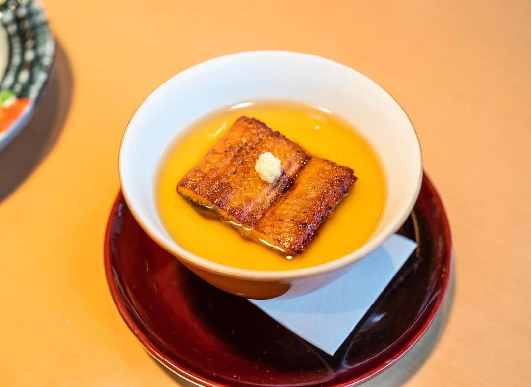 ザ・キャピトルホテル 東急 公式さんのインスタグラム写真 - (ザ・キャピトルホテル 東急 公式Instagram)「日本料理「水簾」にて、鰻を贅沢に使用した「鰻御膳」を提供いたします。メインディッシュには国産の鰻を関西風の甘めのタレでふっくら焼き上げたお重を。酸味が爽やかなうざくや、滋味深い鰻の茶碗蒸しなど、前菜からデザートまで板長のこだわり抜いた料理をコース仕立てでご堪能ください。  At our Japanese restaurant "Suiren", "Unagi Gozen" will be available for the limited time, which were prepared by generously using Japanese eel. The main dish will be Kansai-style light and fluffy Unaju, served together with sour and refreshing "Uzaku", and tasteful "Chawanmushi". From appetizer to dessert, enjoy the course meal perfected by our chef.  #thecapitolhoteltokyu #ザキャピトルホテル東急 #thepreferredlife #forbestravelguide #luxuryhotel #hotelstay #foodstagram #instafood #土用の丑の日 #鰻 #ごちそうちよだ」7月20日 12時00分 - thecapitolhoteltokyu