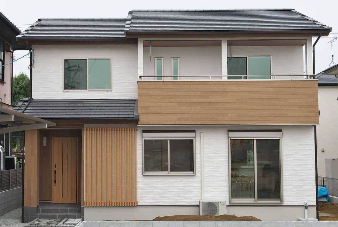 はりまの家さんのインスタグラム写真 - (はりまの家Instagram)「街並みにとけ込む和モダンの家 施工：ほっと+ほーむ （株式会社　わしお住建） . ─────────────────────── 日本の気候や風土に適した木造住宅の良さを活かし、通気や調湿にも配慮した『呼吸する家』 ─────────────────────── 詳しくは @harimanoie からHPをチェック！ ─────────────────────── . . #羊毛断熱材 #呼吸する家 #ウールブレス #無垢材 #シューズクローク #姫路市 #神崎郡 #加古川市 #高砂市 #たつの市 #加西市 #工務店 #ハウスメーカー #注文住宅 #施工事例  #インテリア #モデルハウス #マイホーム #家作り #家 #おうち #interior #architect #house #homedesign #はりまの家」7月20日 12時00分 - harimanoie