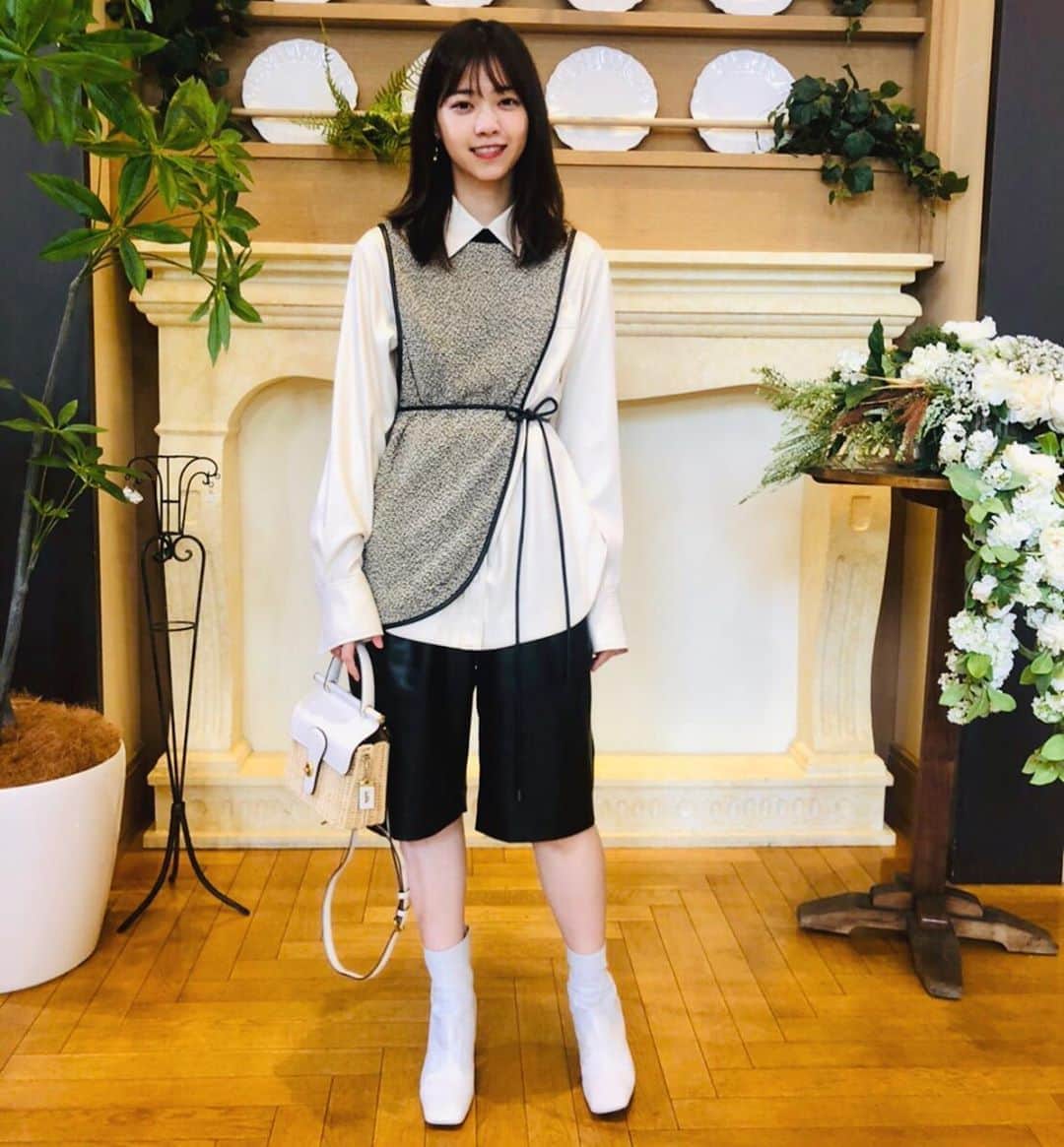 関西テレビ グータンヌーボ2 さんのインスタグラム写真 関西テレビ グータンヌーボ2 Instagram ファッション 先日放送された グータンヌーボ2 の ファッション をご紹介します 西野七瀬 さん シャツ アシメジレ ショートパンツ