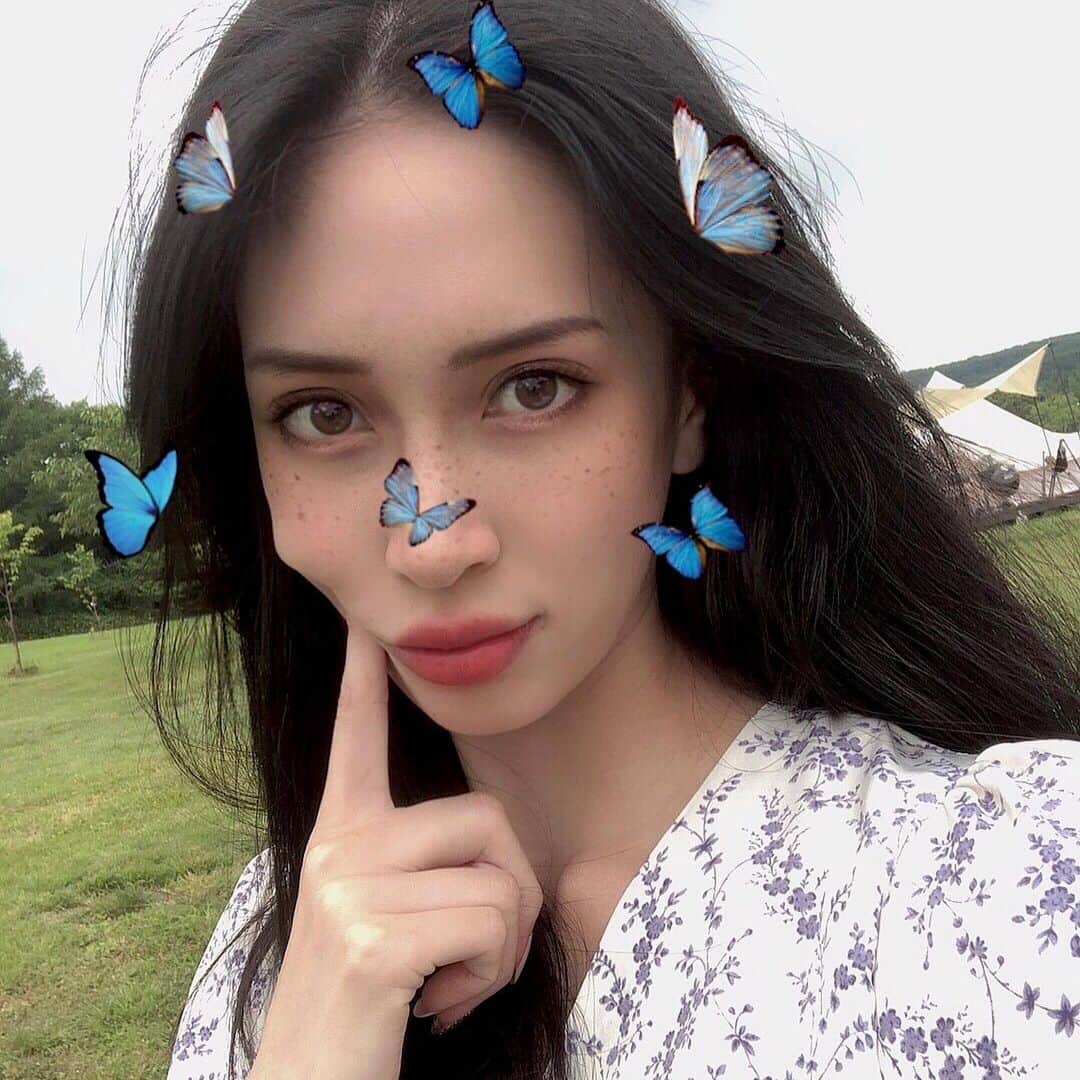 のインスタグラム：「🦋🦋🦋 #最近お母さんが密着してるカエルがかわいい #1人地球ドラマチックしてるらしい」