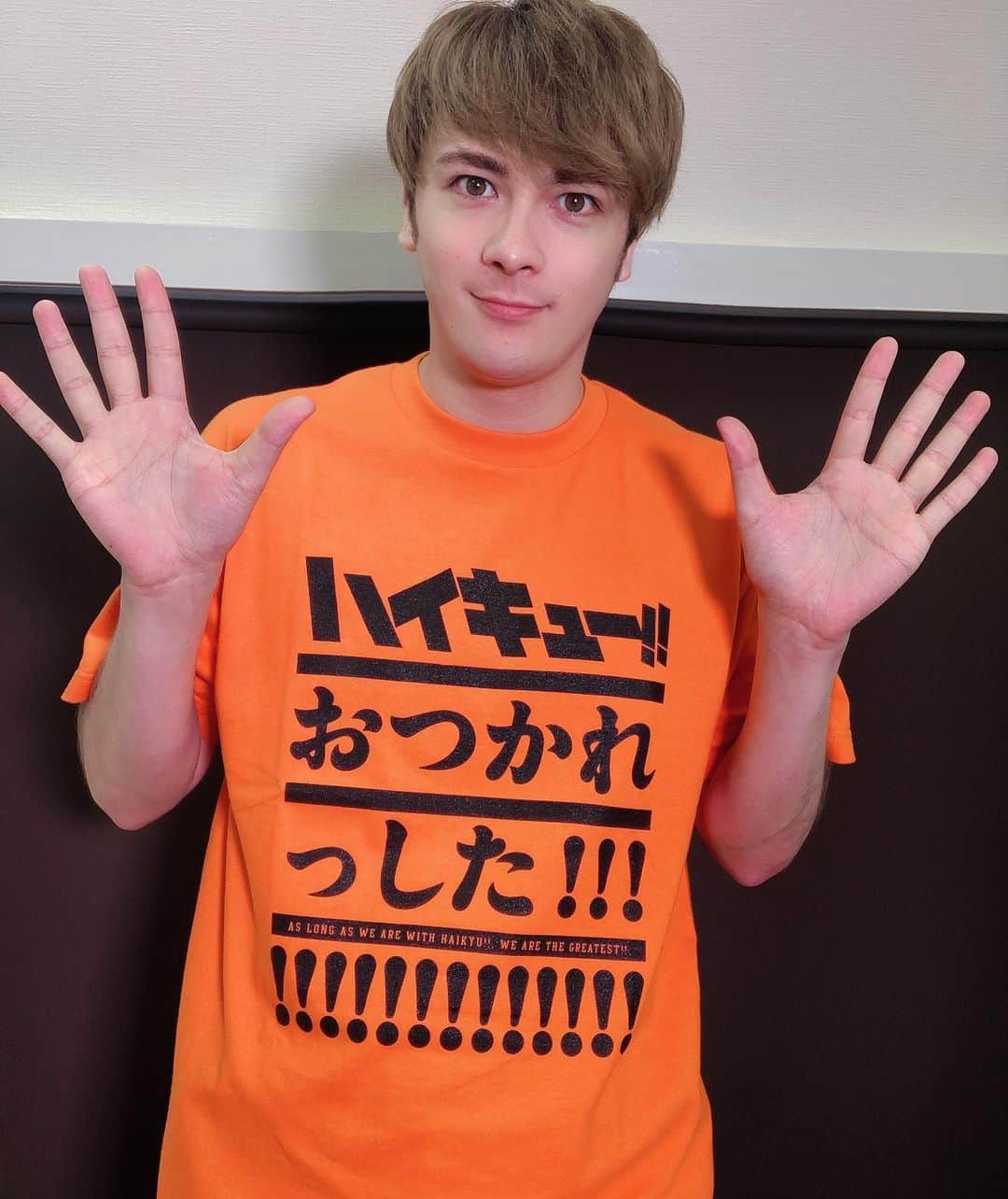 冨森ジャスティンのインスタグラム：「古舘先生！ 8年半、『ハイキュー！！』の連載お疲れ様でした！ ハイキュー、そして東峰旭に出会えた事が僕の人生の宝物です。 素敵な作品に出会わせて頂けて感謝してます！ また素敵な作品を楽しみにしてます！ 大変な時期ですが、お体の方どうかご自愛ください！ #ハイキュー最終回 #演劇ハイキュー」