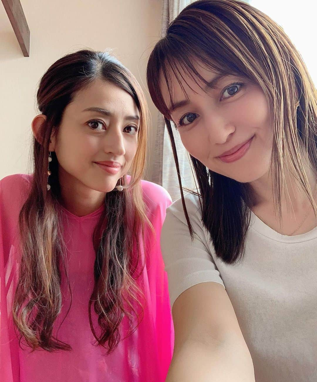 矢田亜希子さんのインスタグラム写真 - (矢田亜希子Instagram)「真珠と♡ 久しぶりだー！やっと会えた。 #自粛中ずっと会えなかったからね#仕事で久々#ロケ#撮影#お楽しみに#相変わらず爆笑#話し足りない#旧友#もう20年以上だよ#お互い10代だったよ」7月20日 12時13分 - akiko_yada