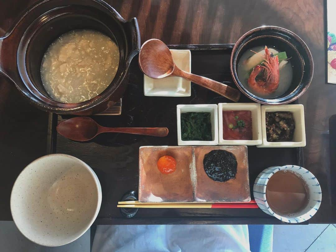 岩崎裕美さんのインスタグラム写真 - (岩崎裕美Instagram)「#過去pic . 1日の始まりに食べる朝ごはんは私にとって毎日の楽しみ。←旅先でもそれは勿論変わらない😂 . 琉球朝食、フレンチを沖縄風にアレンジした朝食、シリアル等が選べたけど、私はこのゆし豆腐粥朝食を。 . これが衝撃的に美味しかったと記憶しています。 朝はパン派だし普段お粥なんて勿論朝から自宅で作らない。でもこのゆし豆腐粥なら毎朝食べたい← . イカの赤麹漬けやゴーヤの佃煮などこの小鉢たちも皆それぞれにお粥と相性抜群。 ＿＿＿＿＿＿＿＿＿＿＿＿＿＿＿＿＿＿＿＿＿＿＿＿＿ #trip #travel #travelphotography #japan #okinawa #yaeyama #taketomiisland #taketomi #breakfast #旅行 #旅 #観光 #沖縄旅行 #沖縄 #沖縄好き #沖縄グルメ #沖縄料理 #八重山諸島 #竹富島 #星のや #星のや竹富島 #星野リゾート #朝ごはん #朝活 #朝食 #モーニング #ゆし豆腐」7月20日 12時14分 - hiromi_iwasaki