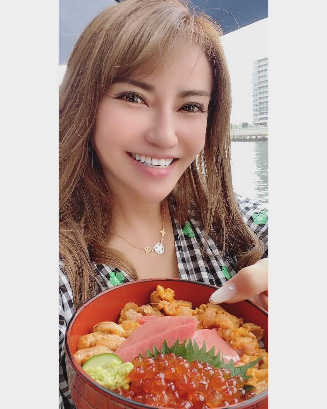 selfieneさんのインスタグラム写真 - (selfieneInstagram)「前から行きたかった #マグロ丼 のお店に やっと行けた❣️  通風まっしぐらの #ウニトロイクラ丼 が 最高に美味しかったのは 言うまでもありません💖  水辺のオープンテラスで ロケーションもgood👍」7月20日 12時15分 - marigram_uu_