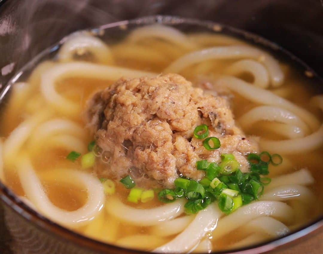 馬場裕之のインスタグラム：「ごまだしうどん 『材料』 アジの切り身2枚（中型サイズ1匹分） いりごま大さじ2 しょう油大さじ6 酒大さじ2 砂糖大さじ2 湯600㏄ うどん2玉 刻みネギ適量 詳しい作り方は 《ごちそうマエストロ》で検索してみて下さいね。 2020年7月19日放送 「釣りアジ玄ちゃん」の巻 に詳しい作り方載せてます。  #新しい日常  #一緒にやってみよう #おうちごはん  #吉本自宅劇場  #馬場ごはん」