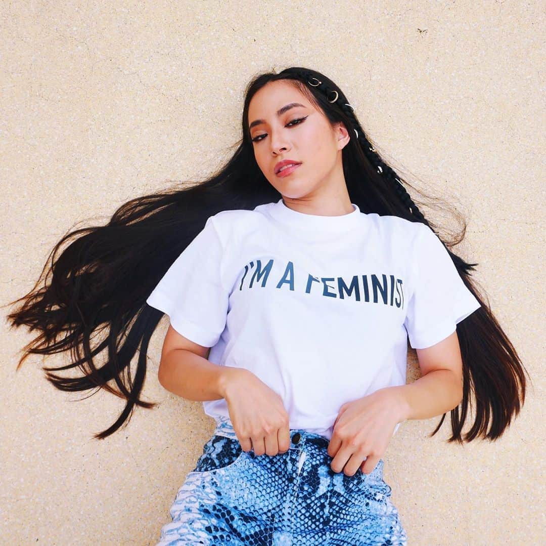 大門弥生さんのインスタグラム写真 - (大門弥生Instagram)「New Merch! ALERT🚨 新作Tshirts "I'M A FEMINIST" 予約受付開始！ ． FEMINISTの意味は 性に関係なく 社会的、政治的、経済的平等を望む人。 ． 女の子が女UPの意味で着るのはもちろん 私は男性のfeministって、本当のジェントルマンだと思っていて LGBTQ、全ての性別の人間の平等を望むフリーダムな意見を持っている人に 是非着て欲しいTシャツ。 ． 私はずっと男社会で生きてきたから 悔しい思いも沢山してきて もっとイコールになって欲しいと 望むことがまだまだあるし ． 過去に、沢山、恋愛でも、傷ついてきた。 ． 今も沢山のファンの女の子から、"強くなりたい"ってメッセージをもらい 凄く気持ちが分かるからこそ 芯のある強い女の子の"仲間"がもっと増えて欲しいし 女性に、愛、respectを持っている男性が増えることを、心から望んでいます。 ． たかがグッズで、熱すぎるんだけど このメッセージをぜひ、共にレペゼンしてほしい。 ． 予約受付開始！ 7/20 〜 7/26 予約販売受付 7/27 一般発売開始 8/1 発送 ． 特典付き🎁 予約の方には、オリジナルステッカーと一枚づつメッセージを入れてます💋  ． I stand for equality! FEMINIST : a person who believes in the social, political and economic equality of the sexes ． New Merch World shipping (only sea mail by covid19) ． I AM FEMINIST Tshirts 5500 yen (tax in) Link in Bio! リンクから買えます！ ． #FEMINIST」7月20日 12時22分 - yayoidaimon