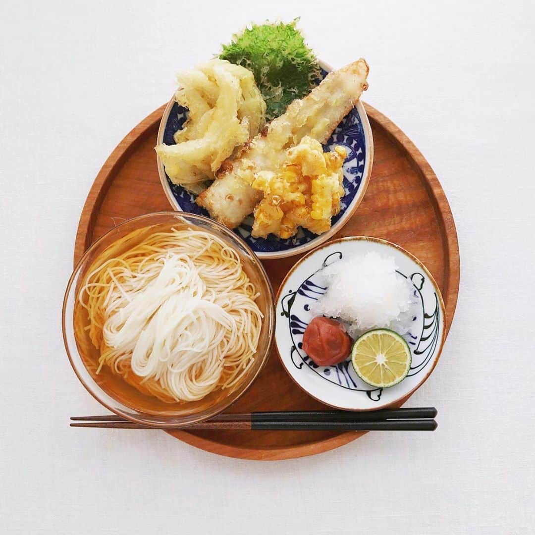 樋口正樹さんのインスタグラム写真 - (樋口正樹Instagram)「Somen noodles . お昼ご飯に素麺と天ぷら。 ちくわ、たまねぎ、大葉、 とうもろこしの天ぷらと、 大根おろし、梅、すだち。 . . . #お昼ご飯 #素麺 #そうめん #梅おろし #天ぷらそうめん #樋口さんちで麺類 #Somennoodles #Somen #noodles #japanesefood」7月20日 12時26分 - higuccini