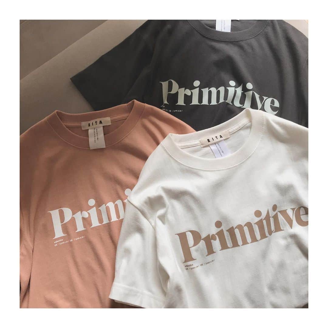 上村若菜のインスタグラム：「. @rita_jeans_tokyo とのコラボT . 『Primitive（プリミティブ）』 . 原始的な。素朴な。 . 情報も多く、便利な時代だからこそ、本質的なことを大事にしたい…という意味を込めてこの言葉を選びました。 . 私のワードローブの定番であるロゴT。 大人っぽいロゴTが世の中に意外に少なくて今回コラボでつくりました。 コントラストの強いロゴだと、その分存在感も強くなってしまうので、ベースもロゴもニュアンスカラーにしてコーディネートのバランスを取りやすくしました。 . シンプルな夏のコーデに加えれば、手持ちのボトムを合わせても新鮮なスタイルが楽しめます✨ 秋冬はざっくりとしたカーディガンのインに着てもおしゃれです🙆‍♀️ . スタンダードボックスTシャツ ⚫︎スミクロ×ミント ⚫︎コーラルベージュ×ホワイト ⚫︎ホワイト×スモーキーベージュ の3色。 . ¥6000＋税 . ☆先着でロゴ入りトートバッグ4種類の中からお選びいただけます🛍 . 📢7月21日(火) 14時〜@wakame_kami と @rita_jeans_tokyo でInstalive同時配信 ✨ →RITA JEANSのアカウントのigTVで保存してます✅  . 7月21日 20:00〜事前予約start 8月3日  発売 . #ritajeanstokyo #リタジーンズトーキョー #ロゴT #ロゴTシャツ #ロゴTコーデ #Tシャツコーデ #大人カジュアル #大人カジュアルコーデ #プリミティブ #コーラルベージュ #スミクロ #スモーキーベージュ」