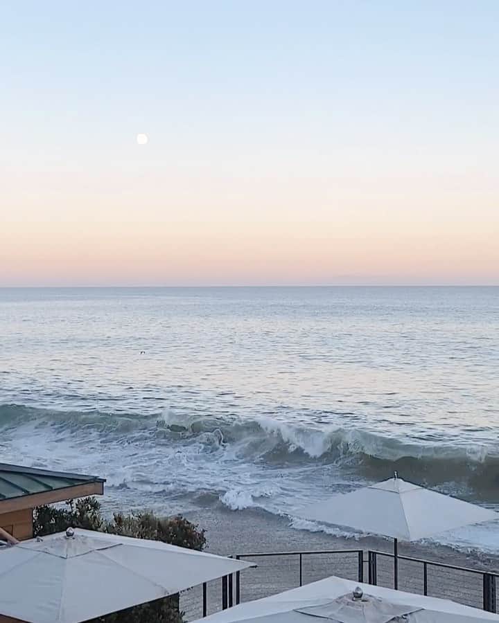 Marianna Hewittのインスタグラム：「my favorite time of day 🌊」
