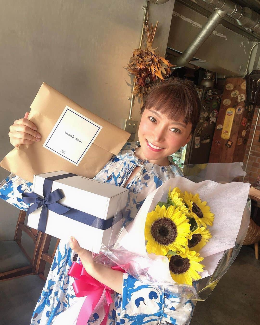 加藤綾菜さんのインスタグラム写真 - (加藤綾菜Instagram)「素敵なお花💐と カトちゃんとペアグラスを頂きました❤️ 嬉しい😊 YouTube１万人登録ありがとうございます✨ まだ動画のアップ少ない中、応援して下さり嬉しいです😂 皆さまに、感謝です✨ 午後も頑張りましょう❤️ #撮影時のみマスク外してます」7月20日 12時35分 - katoayana0412