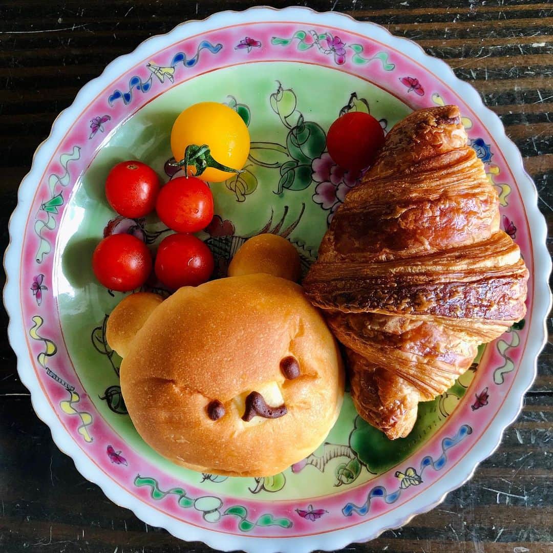 池田有希子のインスタグラム：「クマさんとクロワッさん #breakfast」