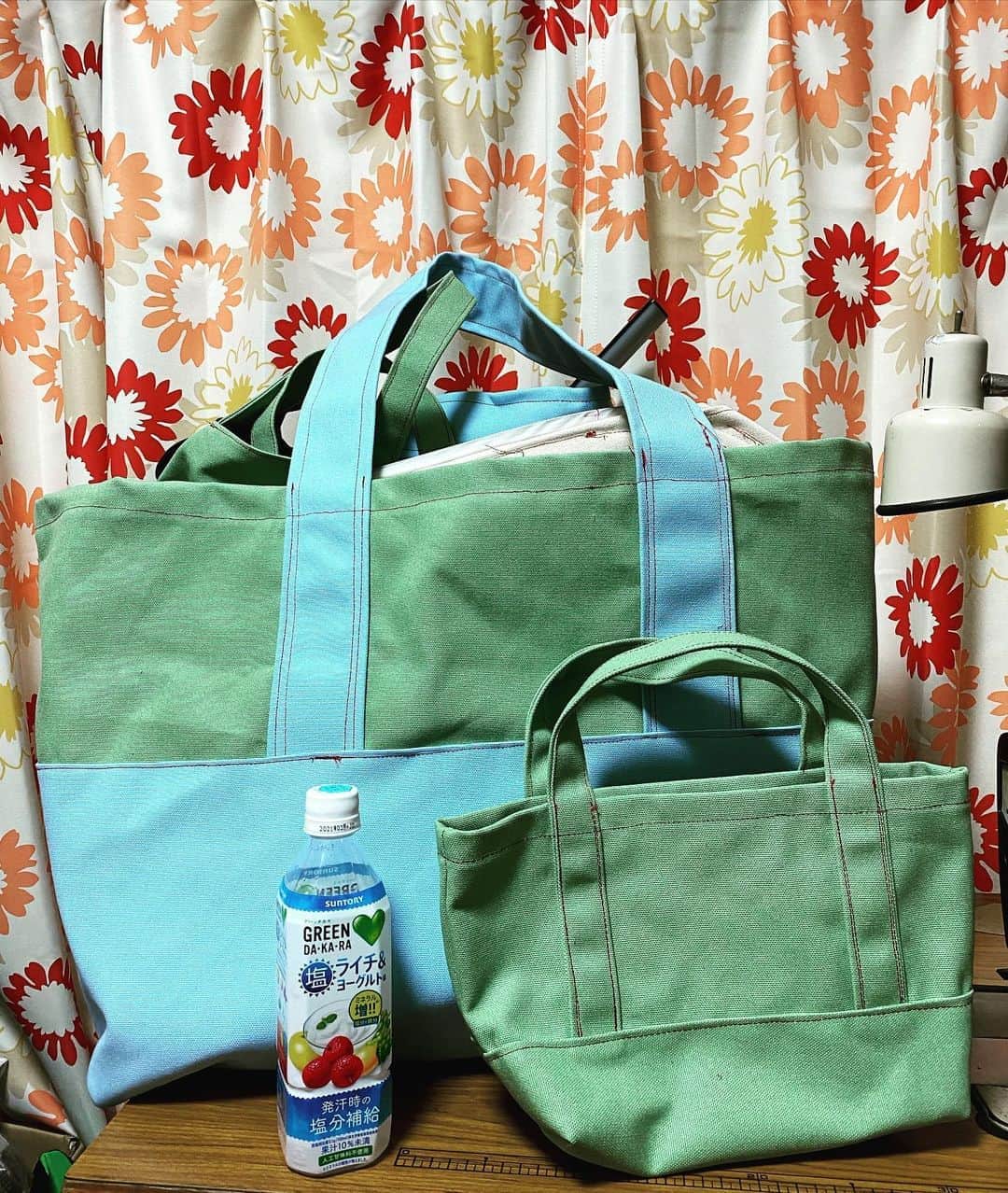宇藤純久のインスタグラム：「バッグをたくさん入れるのに必要だったのでバカでけぇバッグを作りました。 2Lペットボトルが10本以上は入る大きさ！ 持ち手を太くしてるのでたくさん入れても痛くありません！ まさにバッグアウトバッグ！ #ハンドメイド #handmade #バッグ #アウト #バッグ」