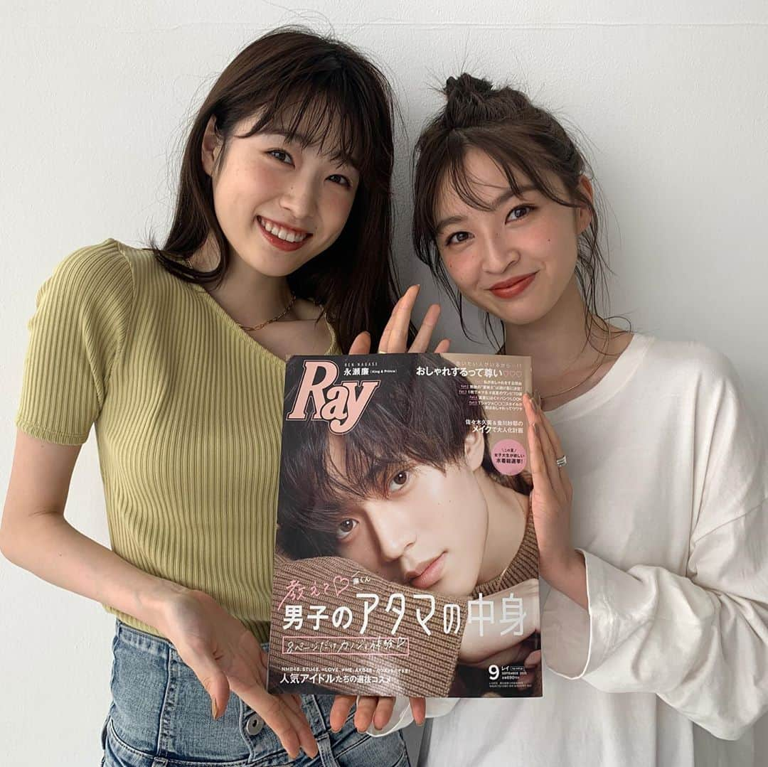 Rayさんのインスタグラム写真 - (RayInstagram)「﻿ 明日7/21は #Ray9月号 の発売日！﻿ ＊﻿ ＊﻿ 久々の撮影で一緒になったひかるとせいらに﻿ 中身ちょこっと見せしてもらったよ😍﻿ ﻿ 表紙は #永瀬廉 くん！！﻿ ﻿ 実は発売前の予約段階からめっちゃ人気です✨﻿ ﻿ お早めに！！！﻿ ﻿ #上西星来﻿ #髙橋ひかる﻿ #kingandprince」7月20日 12時45分 - ray.magazine