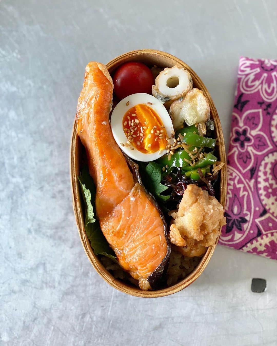 神崎恵さんのインスタグラム写真 - (神崎恵Instagram)「鮭弁当。 鮭。 唐揚げ。 ピーマンじゃこ。 磯辺揚げ。 ピリ辛きくらげ。 玄米。  #meggben #恵弁 #お弁当  今週も、がんばろ🌈☺︎💕」7月20日 12時49分 - megumi_kanzaki
