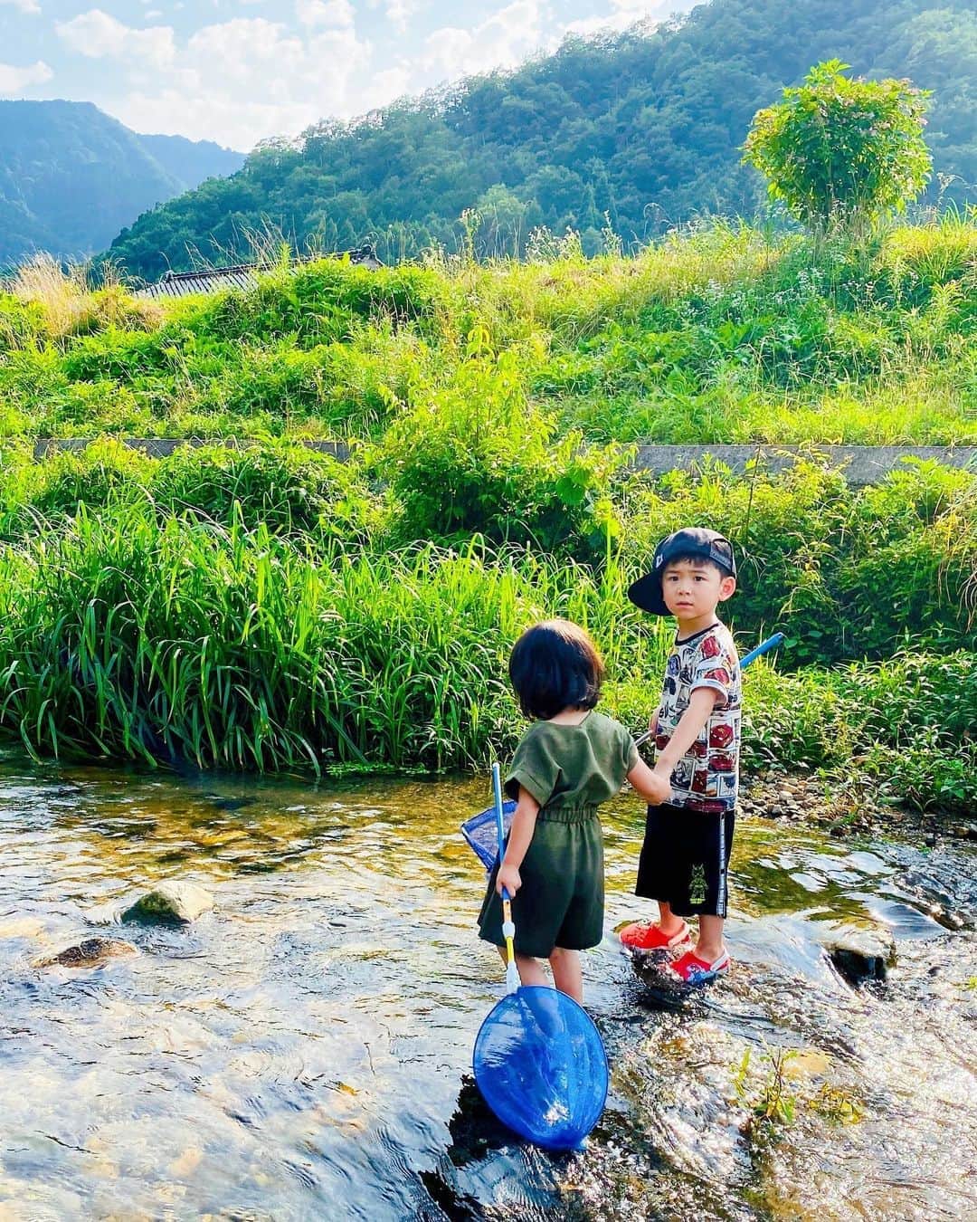 太陽チャンネルのインスタグラム：「. 川遊び♡水めっちゃ冷たかった～❄ ばしゃが「らんちゃん危ないよ！ 手つないだる！ばしゃがつなぐから！お母さんいいよ！」 って言ってくれたの何惚れる/// 急なお兄ちゃん♡甘えんぼで泣き虫のばしゃも 可愛くて大好きだけど お兄ちゃんなばしゃは超絶かっこよいぞ～😎💕  らんちゃん最近のお気に入り♡ GUのコンビネゾン♡ これもプレゼントでいただいたんだけど パンツだしどうかなー？着てくれるかなー？ って思ってたら、 めちゃくちゃ気に入って今毎日これ着てます笑🤣😆💕 夏ほんばん！な暑さになってきました みなさん熱中症にはお気をつけて…🌞🌴」