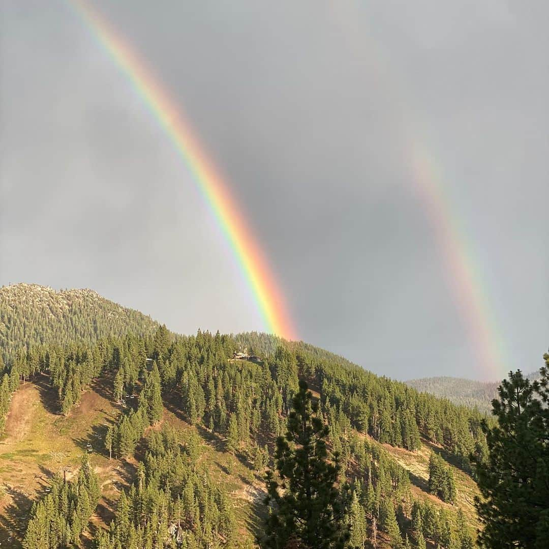 メリッサ・ジョーン・ハートさんのインスタグラム写真 - (メリッサ・ジョーン・ハートInstagram)「Tempted to go find the gold. A rare sight in #LakeTahoe #doublerainbow」7月20日 13時00分 - melissajoanhart