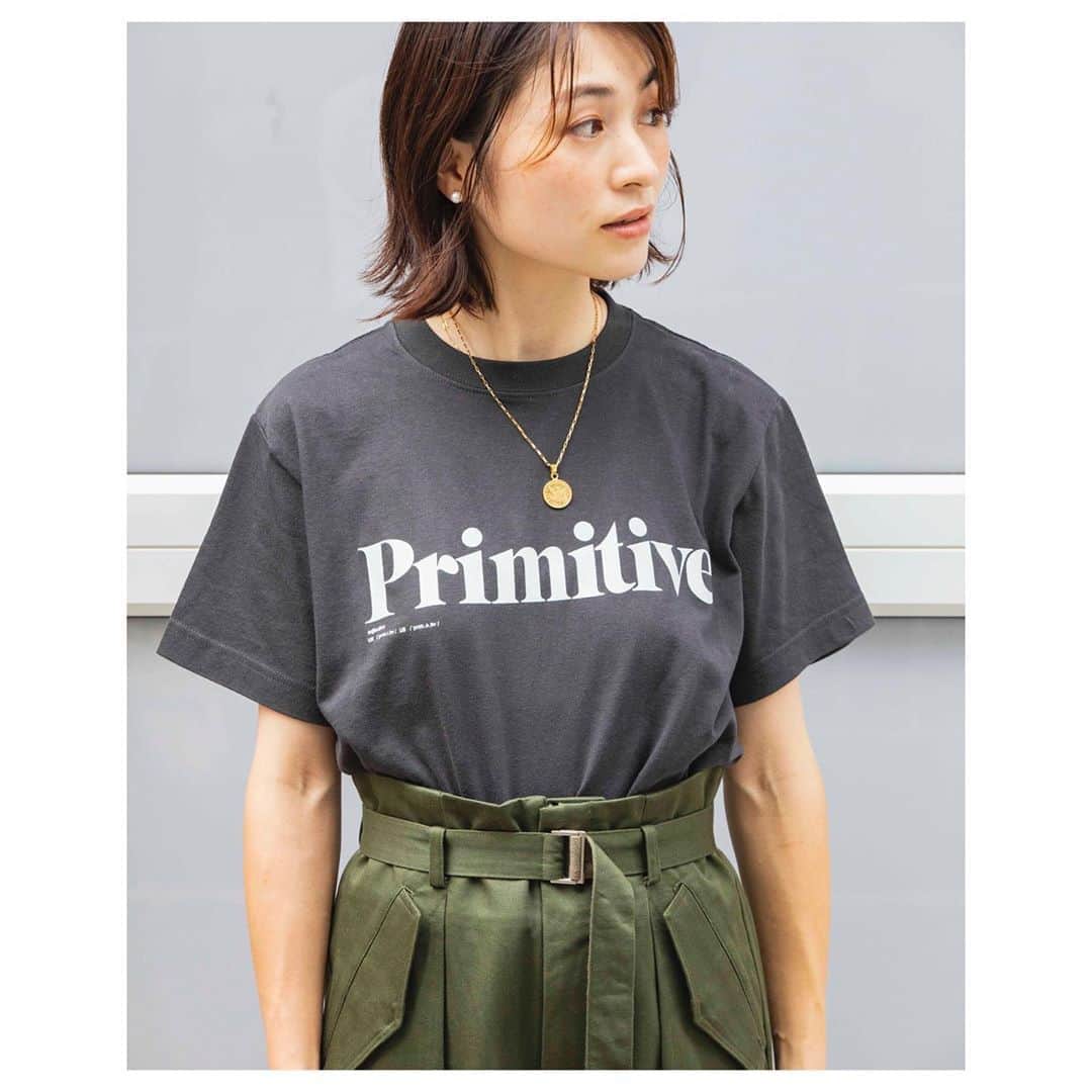 上村若菜のインスタグラム：「. @rita_jeans_tokyo とのコラボT . 『Primitive（プリミティブ）』 . 原始的な。素朴な。 . 情報も多く、便利な時代だからこそ、本質的なことを大事にしたい…という意味を込めてこの言葉を選びました。 . 私のワードローブの定番であるロゴT。 大人っぽいロゴTが世の中に意外に少なくて今回コラボでつくりました。 コントラストの強いロゴだとその分存在感も強くなってしまうので、ベースもロゴもニュアンスカラーにしてコーディネートのバランスを取りやすくしました。 . シンプルな夏のコーデに加えれば、手持ちのボトムを合わせても新鮮なスタイルが楽しめます✨ 秋冬はざっくりとしたカーディガンのインに着てもおしゃれです🙆‍♀️ . スタンダードボックスTシャツ ⚫︎スミクロ×ミント ⚫︎コーラルベージュ×ホワイト ⚫︎ホワイト×スモーキーベージュ の3色。 . ¥6000＋税 . ☆先着でロゴ入りトートバッグ4種類の中からお選びいただけます🛍 . 📢7月21日(火) 14時〜@wakame_kami と @rita_jeans_tokyo でInstalive同時配信 ✨ →RITA JEANSのアカウントのigTVで保存してます✅  . 7月21日 20:00〜事前予約start 8月3日  発売 . #ritajeanstokyo #リタジーンズトーキョー #ロゴT #ロゴTシャツ #ロゴTコーデ #スミクロ #コーラルベージュ #スモーキーベージュ #Tシャツコーデ #大人カジュアル #大人カジュアルコーデ #プリミティブ」