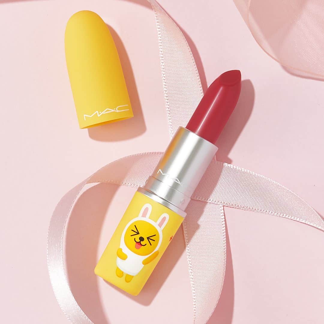 M∙A∙C Cosmetics Japanのインスタグラム：「【公式オンラインショップ先行発売】 韓国最大のメッセンジャーアプリ「カカオトーク」との限定コラボコレクション、限定色のトゥ ラック！はひと塗りで色っぽさがかなうローズカラー🌹 ㅤ ㅤ　　 🆕本日スタート！公式オンラインショップ限定特典 ☑︎8,250円(税込)以上ご購入で、M·A·C クレンズ オフ オイル(30ml)をプレゼント✨ ㅤ キャンペーン期間：2020年7月20日(月)10時30分～7月23日(木)23時59分まで ㅤ ※無くなり次第終了。 ※お1人様1会計につき1回までとさせて頂きます。 ※お買い物の際は、ショッピングカートにプレゼント製品が表示されているかをご確認ください。ショッピングカートに表示されない場合は、在庫切れとなります。 ※M·A·C 公式オンラインショップ限定のキャンペーンです。 ㅤ ☑︎7月23日(木) 23:59まで全品送料無料！ ☑︎初回ご購入のお客様へ10% OFFクーポンをプレゼント （クーポンコードwelcome）  ㅤ #MACカカオフレンズ #MACKakaofriends #MACCosmeticsJapan #MACCosmetics #MAC #MACコスメ #マックコスメ #コスメ#コスメ紹介#コスメ好き#コスメレポ #化粧品 #デパコス #コスメ部 #コスメマニア #メイク好き#メイク道具#美容大好き#美容好き#トレンドメイク#夏メイク#メイクテク#MACリップ#リップ#リップメイク#リップスティック#リップケア#ボリューム#ぷっくり#リップマニア」