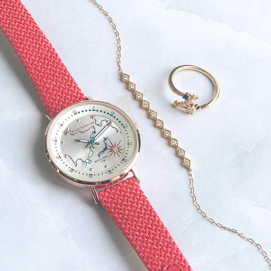 のインスタグラム：「【THE EARTH WATCH】 3色のケースと5色のストラップからお好きな組み合わせを選べる限定ウォッチはパワー溢れるEARTHがモチーフ。 カラフルなベルトは地球に優しい再生繊維"リサイクルペットファィバー"で出来たサステナブルなウォッチです。 ・ ・ 《BRONZE×HOPE RED》 希望と情熱をイメージしたHOPE REDのストラップに艶やかなBRONZEケースを組み合わせてパワフルに！ EARTHモチーフのジュエリーとのコーディネイトもおすすめです。 ・ ・ ・ #starjewelry #スタージュエリー #theearthwatch #watch #時計 #earth #sustainable  #hopered #red #ring #リング #bracelet #ブレスレット #jewelry #夏コーデ」