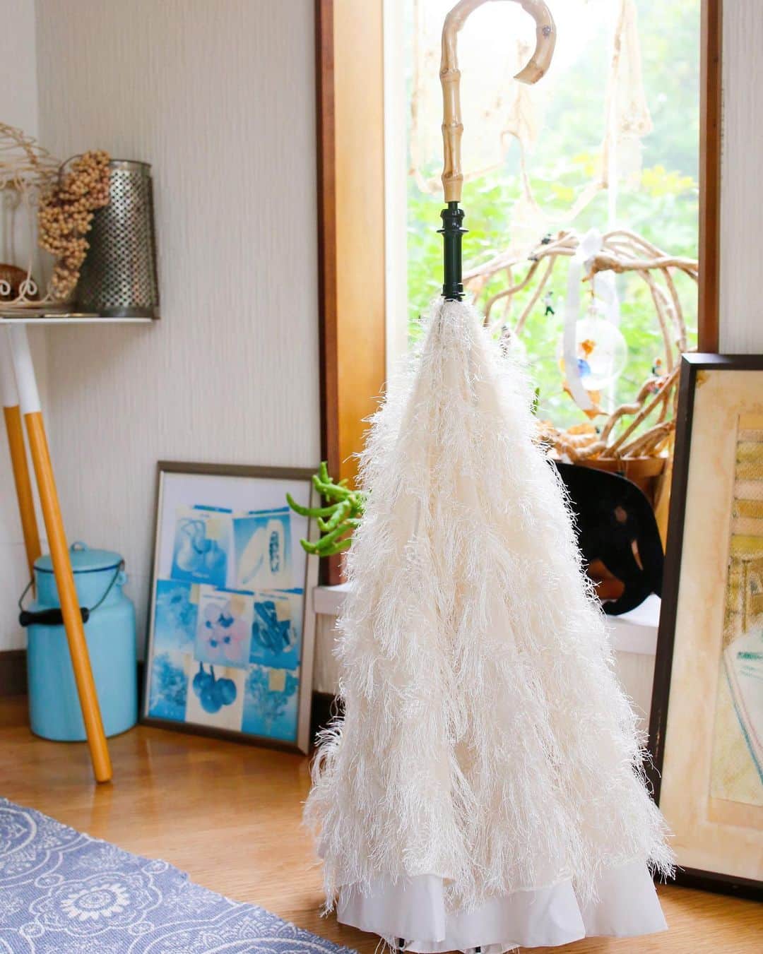 amiさんのインスタグラム写真 - (amiInstagram)「Favorite umbrella  ずっと雨ばかりで、息子と お外で遊びたいけど、なかなか 遊べない今日この頃…🥺❣️  そんな時に　@carry_sakasa さんの 逆さまに開く濡れない傘☂️が 傘コレクションに仲間入り☺️  お家の前で📸💕  キャリーサカサは、濡れないし自立するの💕  しかもとっても可愛くて、ゴージャス感が あるのが嬉しい♡  私が持っているのはパール♡  日傘にも雨傘にもなるから この時期は大活躍です😘  ．  #キャリーサカサ #CARRYsaKASA #逆さ傘 #梅雨 #レイングッズ #傘 #ファッションアイテム #pr #お庭#日傘#雨傘#ママコーデ#傘が好き#ママファッション#お庭#お家時間#雨の日コーデ#手作りワンピース」7月20日 18時43分 - amikuma1219