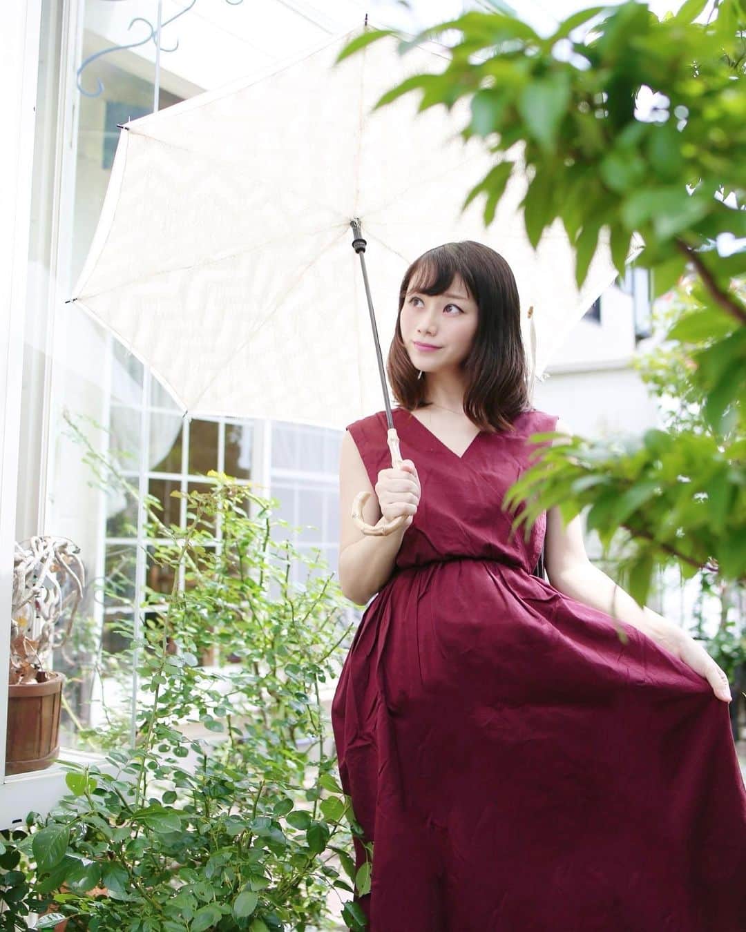 amiさんのインスタグラム写真 - (amiInstagram)「Favorite umbrella  ずっと雨ばかりで、息子と お外で遊びたいけど、なかなか 遊べない今日この頃…🥺❣️  そんな時に　@carry_sakasa さんの 逆さまに開く濡れない傘☂️が 傘コレクションに仲間入り☺️  お家の前で📸💕  キャリーサカサは、濡れないし自立するの💕  しかもとっても可愛くて、ゴージャス感が あるのが嬉しい♡  私が持っているのはパール♡  日傘にも雨傘にもなるから この時期は大活躍です😘  ．  #キャリーサカサ #CARRYsaKASA #逆さ傘 #梅雨 #レイングッズ #傘 #ファッションアイテム #pr #お庭#日傘#雨傘#ママコーデ#傘が好き#ママファッション#お庭#お家時間#雨の日コーデ#手作りワンピース」7月20日 18時43分 - amikuma1219
