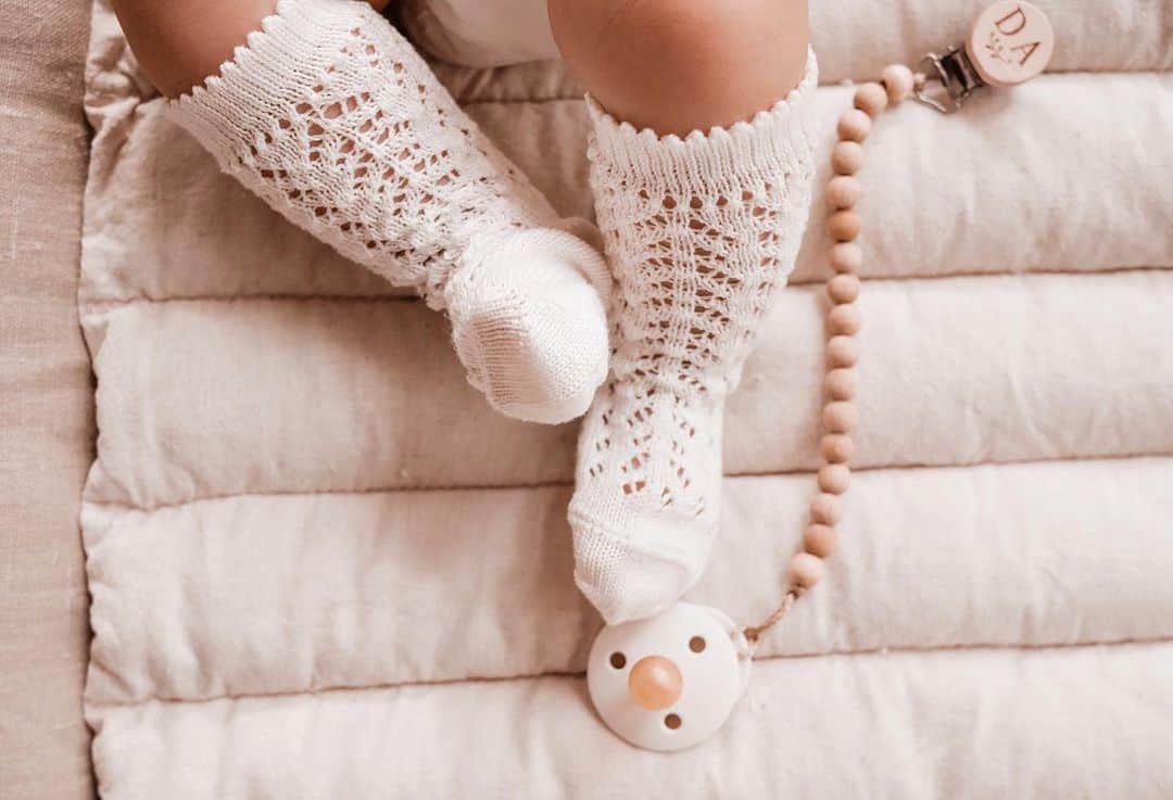 アン・カーティスのインスタグラム：「KYOT details 🌸  Little does she know she’s “sock twinning” with her Mum back in the 90’s when I was in high school. 😂   Anyone else own socks like this too?🖐🏽」