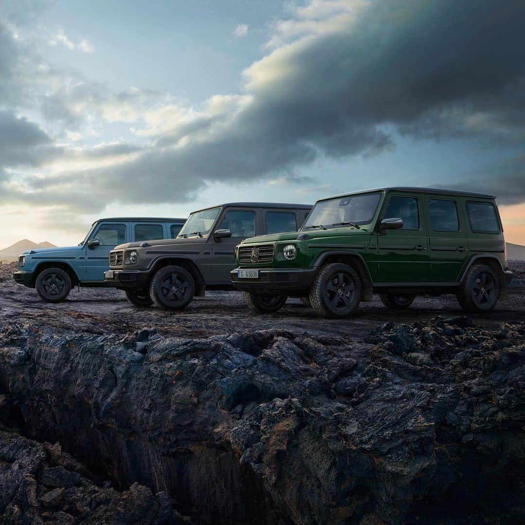 HYPEBEASTさんのインスタグラム写真 - (HYPEBEASTInstagram)「@hypebeastcarclub: @mercedesbenz has officially introduced an updated 2020-style G-Class series, including a new off-road “Desert” mode. Coming in three new heritage-inspired colors of Classic Grey, Green, and China Blue, the luxury off-roader’s powertrain has been adjusted to allow more traction in the sand, while the shift of the gear increases the linear feedback of the throttle and the adjustable ESP dynamic stabilization system helps increases the performance of the G-Class in the sand. Find out more details via the link in our bio.⁠⠀ Photo: Mercedes-Benz」7月20日 13時31分 - hypebeast