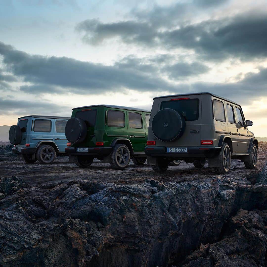 HYPEBEASTさんのインスタグラム写真 - (HYPEBEASTInstagram)「@hypebeastcarclub: @mercedesbenz has officially introduced an updated 2020-style G-Class series, including a new off-road “Desert” mode. Coming in three new heritage-inspired colors of Classic Grey, Green, and China Blue, the luxury off-roader’s powertrain has been adjusted to allow more traction in the sand, while the shift of the gear increases the linear feedback of the throttle and the adjustable ESP dynamic stabilization system helps increases the performance of the G-Class in the sand. Find out more details via the link in our bio.⁠⠀ Photo: Mercedes-Benz」7月20日 13時31分 - hypebeast