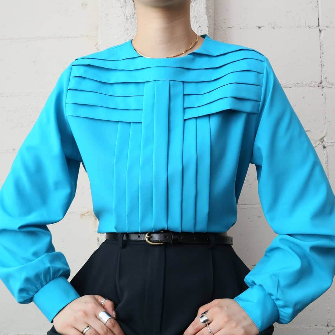 吉祥寺 古着屋 Orfeoのインスタグラム：「Pleated Design Blouse  #orfeo #kichijoji #tokyo #vintage #used #fashion #coordinate #outfit  新型コロナウィルス感染拡大防止策を徹底した上で営業をしております。 マスクの着用、入店時にアルコールでの消毒をお願いいたします。  お問い合わせはインスタグラムのプロフィール掲載のメールアドレスにお願いいたします。 コメント、DMでのお問い合わせは受け付けておりませんのでご了承ください。」