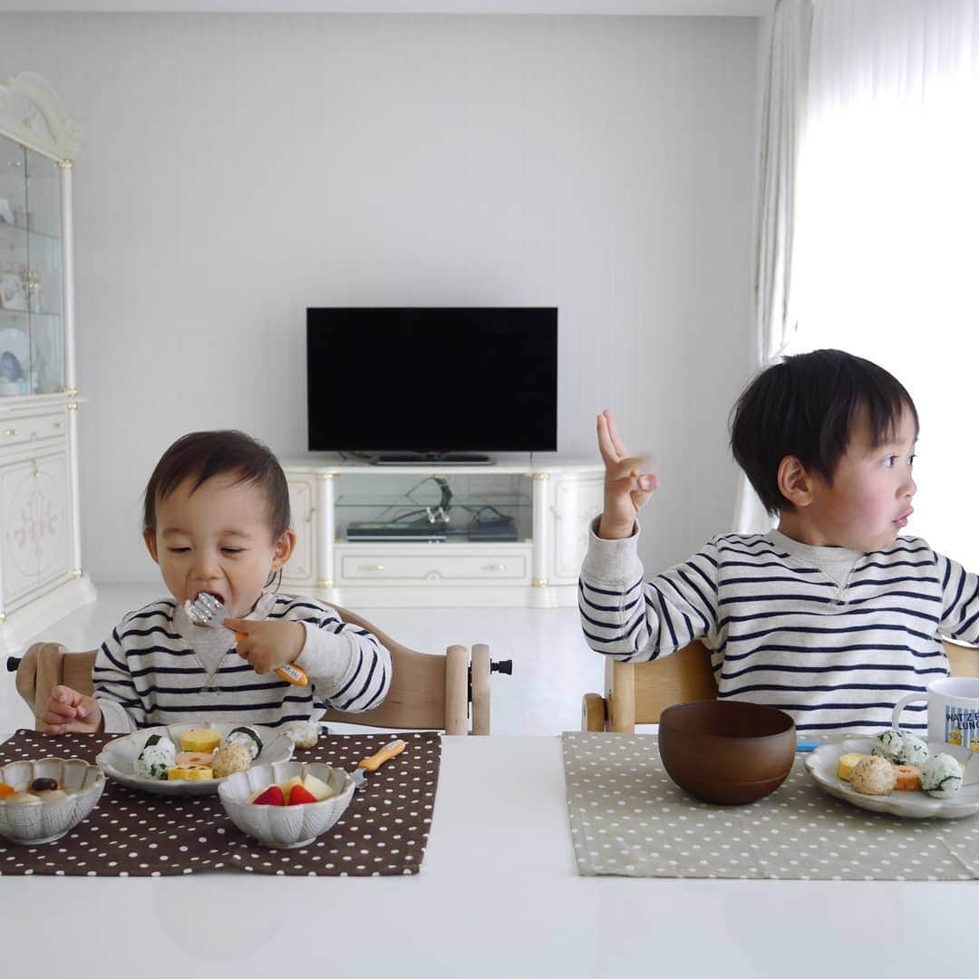 yamatoya(ベビー・キッズ家具の大和屋) さんのインスタグラム写真 - (yamatoya(ベビー・キッズ家具の大和屋) Instagram)「【「すくすくチェア使ってます」フォトキャンペーン】 . お客さまの声を取り入れ、暮らしや親子のコミュニケーションを より快適にできるようモデルチェンジを重ねてきた、yamatoyaのベビーチェア「すくすくチェア」シリーズ。 販売開始20周年を記念して、フォトキャンペーンを7月20日より開催します！ . お子さまがすくすくチェアを使っている写真をInstagramで投稿してください♪ 当選者の方には抽選で10名様に、Amazonギフト券5000円分をプレゼントします。 . 「すくすくチェア使ってます」フォトキャンペーン . ＜応募方法＞ ①yamatoya公式Instagram (@yamatoya_official)をフォロー！ ②すくすくチェアをご使用中の写真をご用意！ ③すくすくチェアとの思い出とともに ハッシュタグ「#すくすく20周年」「#すくすくファン2020」と 写真またはキャプションに「@yamatoya_official」をつけて Instagramのご自身のアカウントで投稿！ ※ご自身のアカウントを公開にしてご投稿ください。 ④この告知投稿に「応募しました！」とコメント！ . ＜募集期間＞ 本日～2020年8月20日(木)23:59まで . ＜当選発表＞ 当選者の方には2020年9月4日までに、Instagramダイレクトメッセージにてご連絡致します。 (当選されなかった方にはご連絡致しませんので予めご了承ください。) . ＜注意事項＞ ●投稿画像に人物が写っている場合は 必ず投稿前にその方またはその保護者の方から投稿画像についての使用許諾を得てください。 ●ご投稿頂いたお写真は当選された否かに関わらず yamatoyaのHPやSNS、販売店（国内・海外）でも掲載させていただく場合があります。 . ＜お持ちのチェアの確認方法＞※いずれかですくすくチェアであることをご確認ください。 ♦座板の裏の品質表示ラベル、または取扱説明書内の保証書欄をチェック！ ※商品名に「すくすくチェア」と記載されていればOKです。 ♦公式ウェブサイトに公開中の20周年特設サイト内にある歴代モデルをチェック！ ※https://www.yamatoya-jp.com/sukusuku20th/history/か、「sukusuku20th history」で検索♪ . 「すくすくチェアを使って楽しく食事をしているよ♪」 「すくすくチェアで寝落ちしました！」 「兄弟みんなすくすくチェアで育ちました」 「大きくなっても使っています」 など、とっておきのお写真をご応募ください♪ . お写真はお子さまが小さいころなど、以前のものでも構いません！ . ご応募いただいた写真は20周年特設サイトやブログ・SNSなどでご紹介予定☺ 皆さまのすくすくチェアとの思い出の写真を楽しみにお待ちしています。 . . #すくすくチェア #sukusuku #すくすくチェアプラス #すくすくローチェア #ベビーチェア #離乳食 #幼児食 #子ども椅子 #0才 #1才 #2才 #3才 #保育園 #幼稚園 #小学生 #キャンペーン #フォトキャンペーン #20周年 #ハタチ #ママカメラ #子どもの成長 #赤ちゃん #子育て #子ども #yamatoya #大和屋」7月20日 13時40分 - yamatoya_official