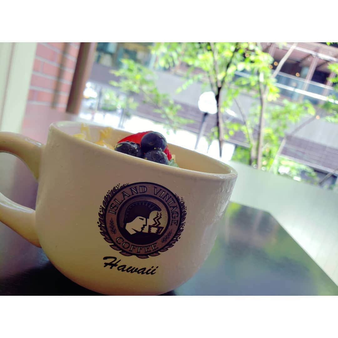 本田珠規のインスタグラム：「HAWAIIを妄想しながら、 アサイーボウル♡ ハワイアンミュージックが流れて良い感じ♪ . . . #HAWAII#islandvintagecoffee  #アサイーボウル#妄想中 #いつ行けるかな」