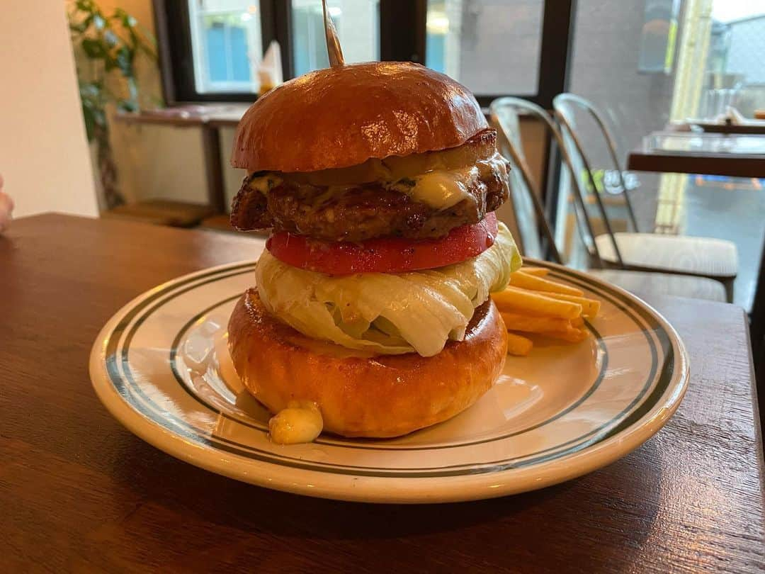 樋口大喜さんのインスタグラム写真 - (樋口大喜Instagram)「2020.07.20. 🍔ハンバーガーの日🍔 最近食べて美味しかった ゴルゴンゾーラパインバーガーです🍍 made by @tmbworks #humburger #ハンバーガー」7月20日 13時41分 - itsdaikyhiguchi