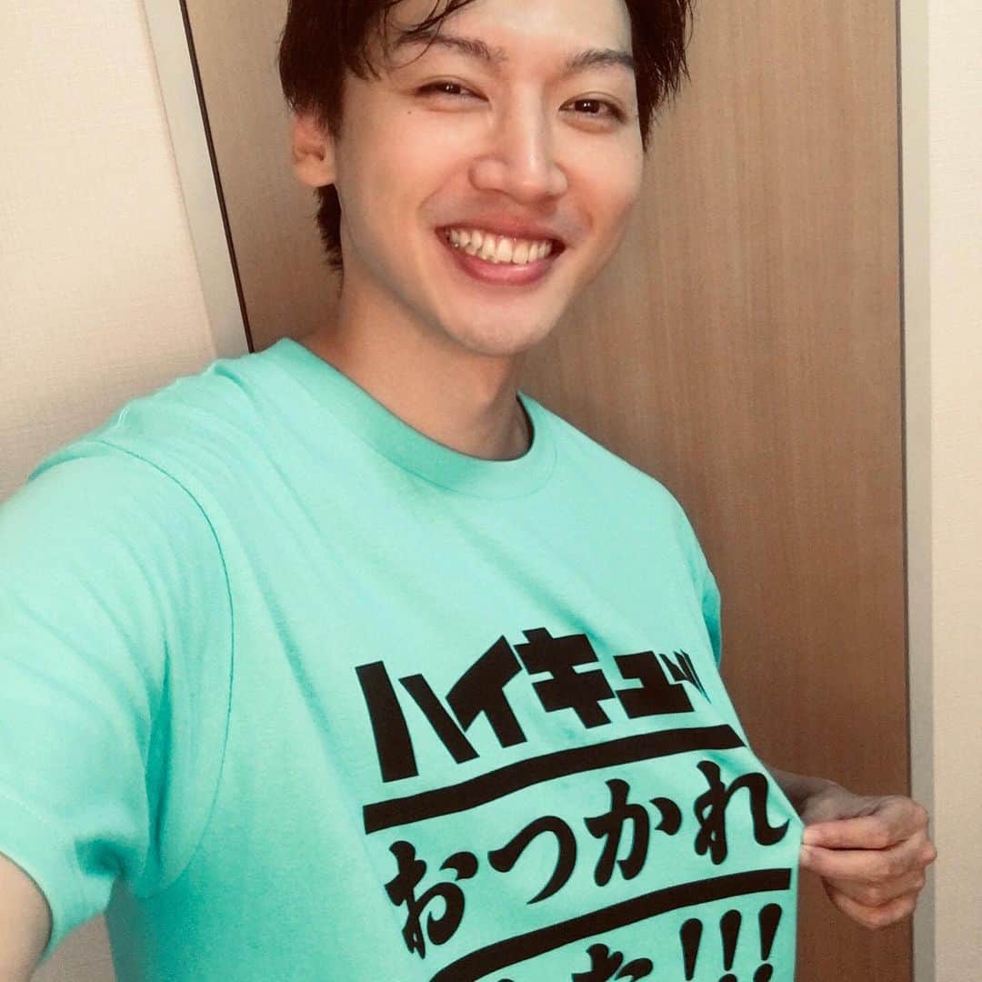 金井成大のインスタグラム：「古舘先生。 花巻貴大役の金井成大です。  いつも震えながらえづきながら読んでいたハイキュー。  人生を変えてくれたハイキュー。  敗者になることの大事さを教えてくれたハイキュー。  これからも挑戦者であります。  みんなに青春をありがとうございました！！ #ハイキュー最終回 #演劇ハイキュー」