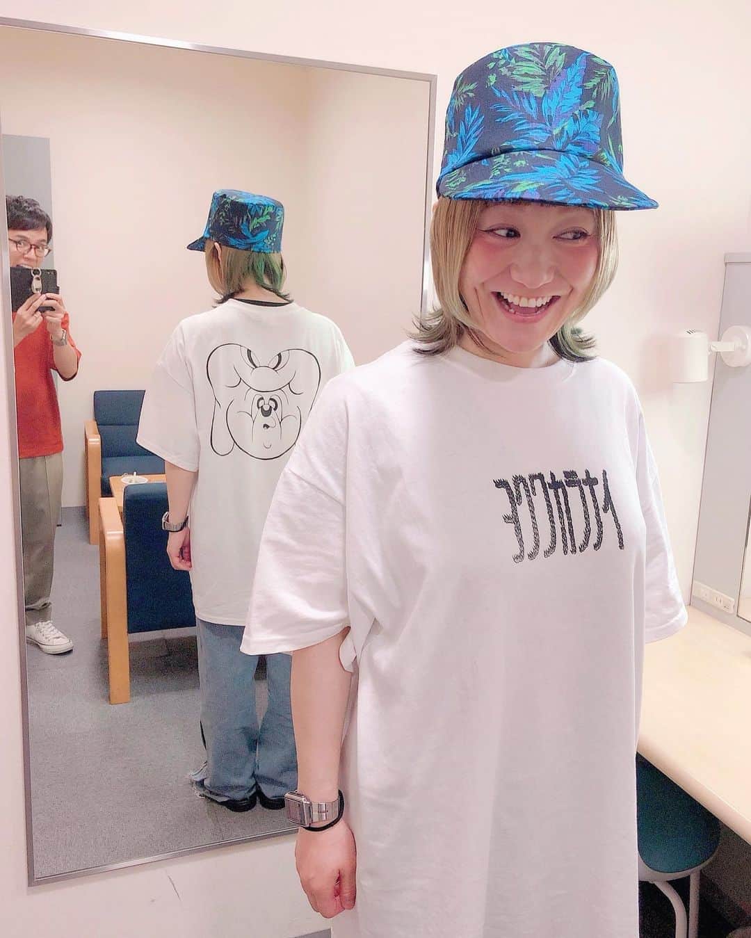 和田美枝のインスタグラム：「ヨクワカラナイ👽  #YOKUWAKARANAI @sinsagram  の #個展 @deli440472  さんで7月27日まで開催中です #Tシャツも #購入できますよ #ちっちゃいイチカワ #何故カメラ目線なのか #ヨクワカラナイ」