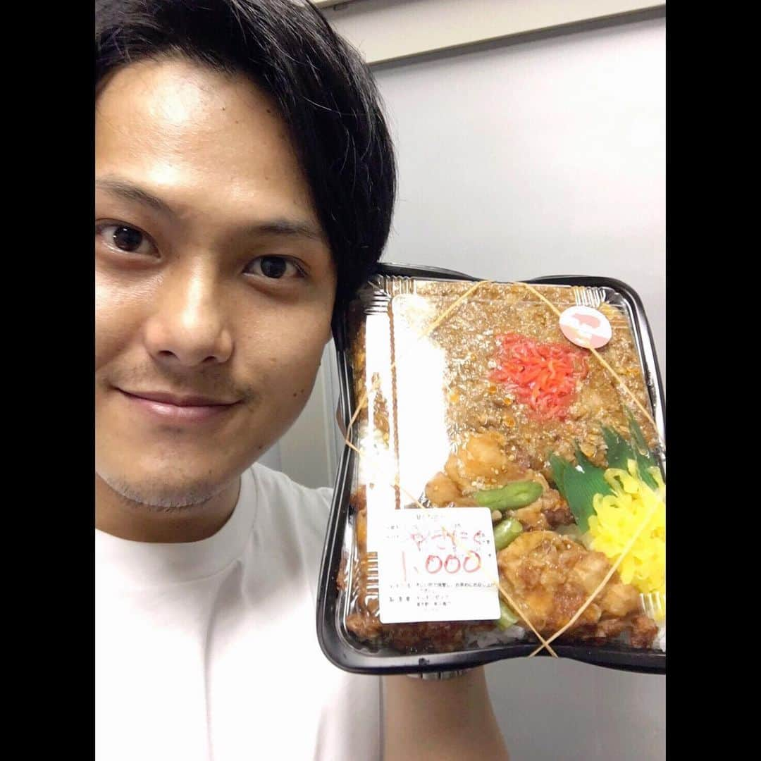 三木秀甫のインスタグラム：「こんな暑い日には、キッキンDIVEの焼き肉弁当がぴったり🍖🍙🍴 沢山食べて沢山動きますー😋 午後も頑張りましょう🏋🏽‼️ . . #キッチンDIVE  #わんぱく  #食べ盛り  #焼肉  #鶏の唐揚げ  #エネルギー補充  #炭水化物  ローカーボならぬ#ハイカーボ  ある意味#糖質制限  #増量中  #サモハンキンポー  #動けるデブ  #ジャッキーちゃん  #デカ盛り  #今日は陥落しないぞ俺」