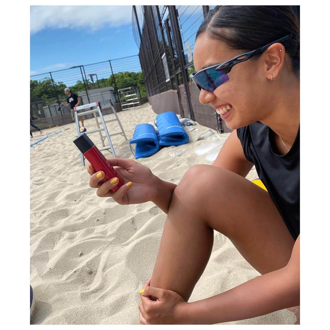 のインスタグラム：「． やっぱり晴れの日が好き😎 でも日焼け止め塗り忘れたら2枚目の自分みたいに真っ黒に、、🙅‍♀️ かほさんとの色の差がすんごい！！ 明日も晴れますように☀️ #日焼け止め#athlizm#bioreuv#ビオレuv#アスリズム#ウォータープルーフ#日焼け止めスプレー#紫外線対策#uvケア」