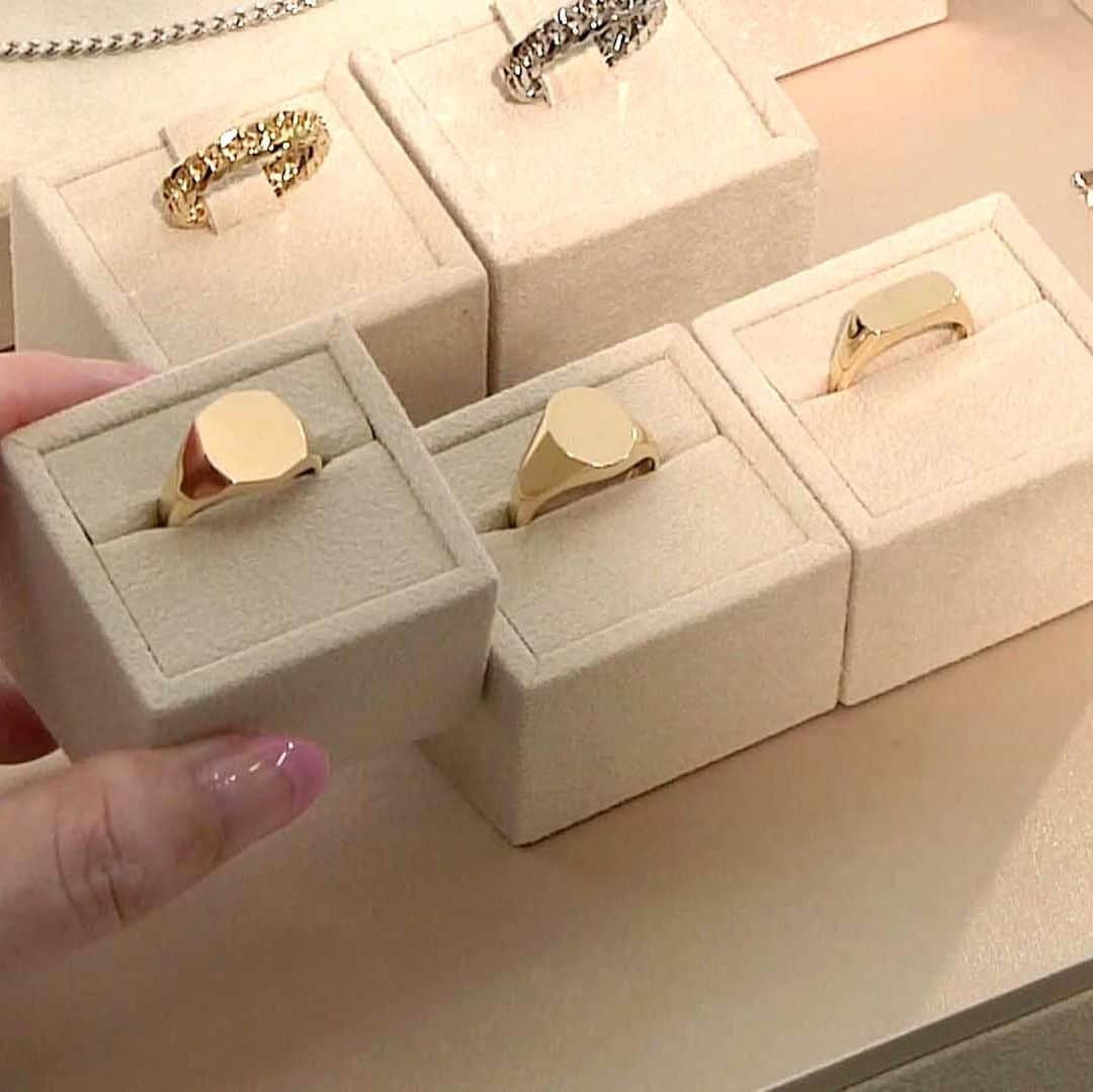 のインスタグラム：「・ 【Signet ring✨】 ・ 人気のシグネットリングに 新しい3種のフォルムがラインナップされました。  さらにスタイリッシュな印象になり、 中央部分には刻印や、ダイヤモンドセッティングなど、 オリジナルカスタマイズも可能です。  ユニセックスジュエリーとして パートナーやファミリーでもお使いいただけます。  女性は薬指や中指に、男性はピンキーリングにおすすめです！ ・ ・ ・ ・ #GINZATANAKA #ginzatanaka #ギンザタナカ #田中貴金属 #田中貴金属ジュエリー #summer #jewelry #K18 #Pt #GOLD #Platinum #ゴールド #プラチナ #signetring #印台 #シグネットリング #ピンキーリング #ユニセックス #サマージュエリー」