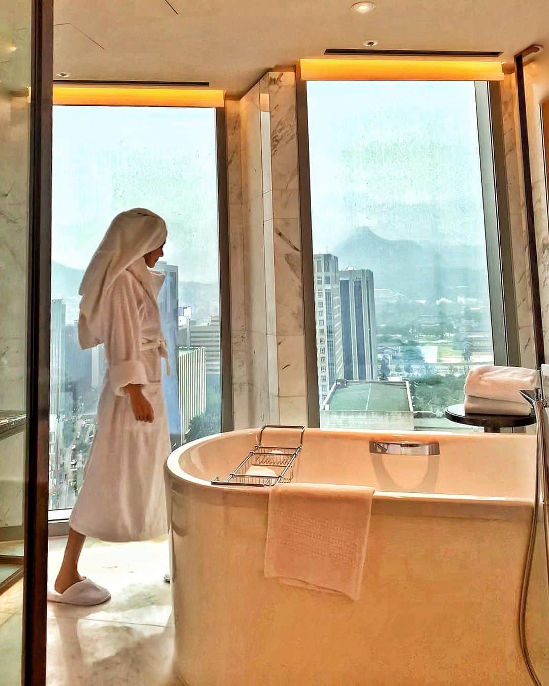 이미아 Mia Lee 李 美兒のインスタグラム：「Relax at the palace-view executive suite at Four Seasons Hotel, Seoul, Korea.  I enjoyed the facility, atmosphere, and service very much.  Especially the hotel has a rigorous protection against Covid-19.  남편과 제주도로 여름 휴가를 가려했지만 아무래도 비행기 타는게 다소 부담스러워, 서울 포시즌 호텔 펠리스뷰 이그제티브 스위트에서 보냈습니다. 레스토랑, 스파, 그리고 서비스 언제나처럼 대만족입니다. 헬스 클럽 수영장 혹은 사우나를 자주 방문해도 호텔 투숙 여름휴가는 또 다른 설레이는 일상입니다.」