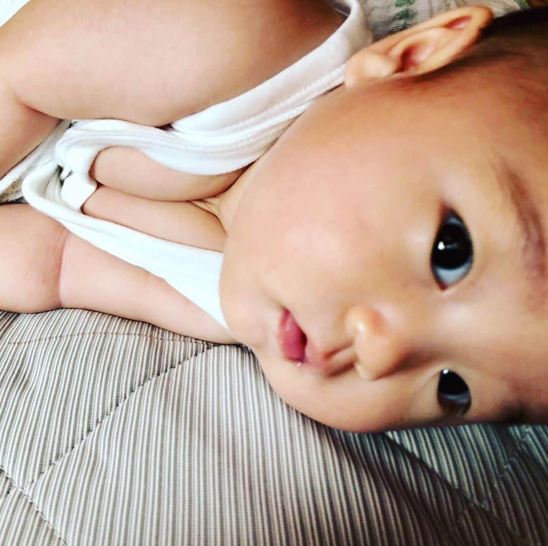 ままのてさんのインスタグラム写真 ままのてinstagram だっちゅーのっ ままのて 上目遣いでセクシーポーズ 胸元がとってもセクシーですね 赤ちゃんの特有のむちむち感にメロメロです