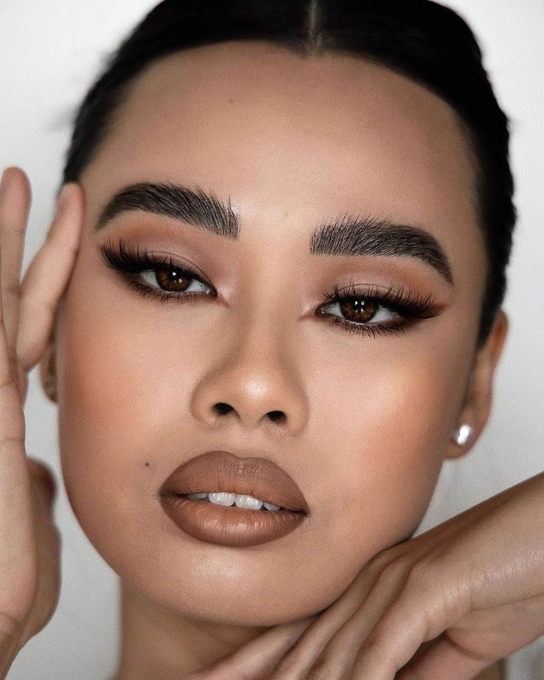 Benefit Cosmeticsさんのインスタグラム写真 - (Benefit CosmeticsInstagram)「💖 @jvongphoumy defines her brows using #foolproof brow powder & #24hrbrowsetter brow gel! #regram #friendswithbenefit」7月20日 14時05分 - benefitcosmetics