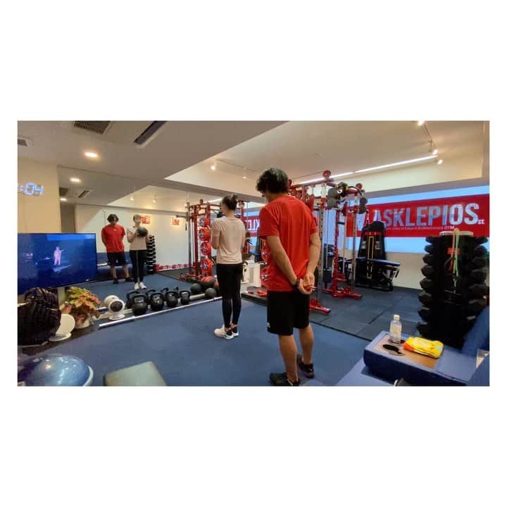 中村果生莉のインスタグラム：「👍 . . これ系は意外と嫌いじゃない😂笑  重りボールは3kg！！  @asklepios_studio  . . #パーソナルトレーニング #パーソナル #ジム #gym #肉体改造 #ダイエット #diet #training」