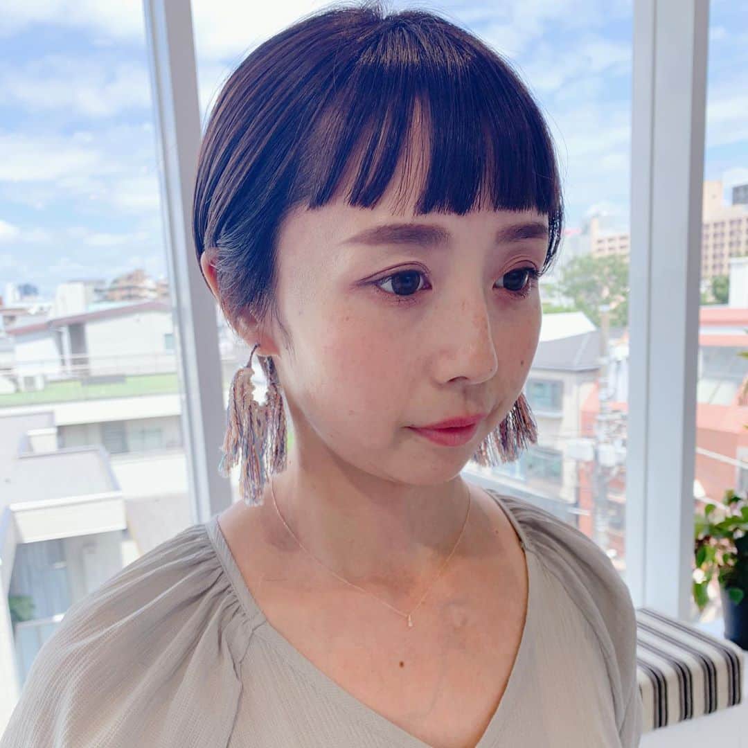小松美緒のインスタグラム：「バッサリ思い切ったショートが好評　 で続けられるのって　 切ってる側からもすごく嬉しいです✨　  お顔が小さくショートが似合う可愛いママのお客様。　  @izumina8   いつか娘さんにも会いたいなぁ〜♡」