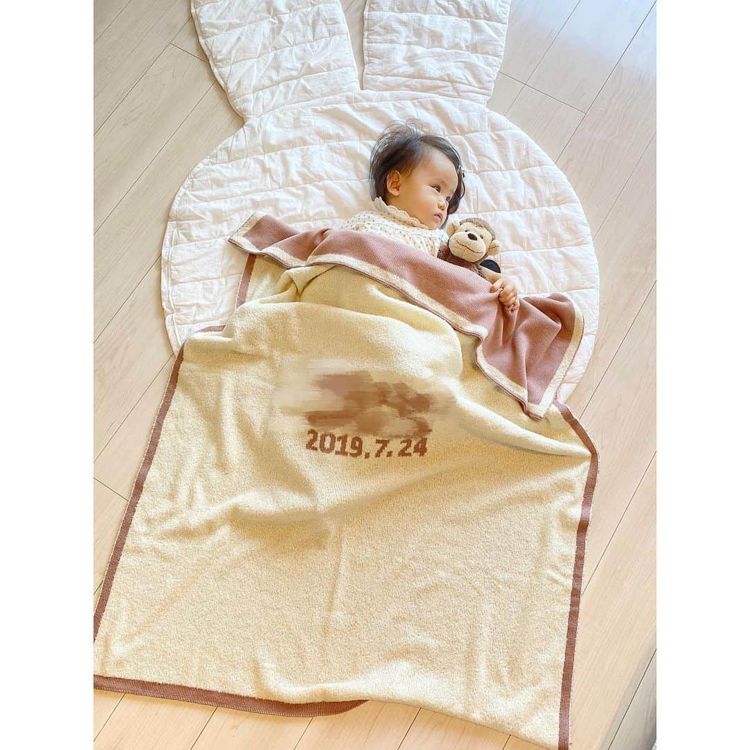姫野れみのインスタグラム：「気づくといつの間にか寝ている娘🧚🏻‍♀️♡ @anniversaryblanket さんの名前と生まれた日付を 印字してくれるブランケットが可愛くて お昼寝も夜もこんな感じで愛用しています♪  貴重なアルパカの子供の柔らかいベビーアルパカを 使用しているので 肌触りがとにかく良くて 世界に一つだけのこんなに可愛いブランケット♡♡  とってもオススメです🥰  #anniversaryblanket #anniversaryblanket_ism #baby #girl #babygirl #11months #babyphoto #babyfashion #baby #11ヶ月 #ベビー #赤ちゃん #女の子ベビー #女の子 #ベビフル #ベビモ #ベビーフォト #赤ちゃんのいる生活 #べびすたぐらむ #アニバーサリーブランケット #出産祝い」