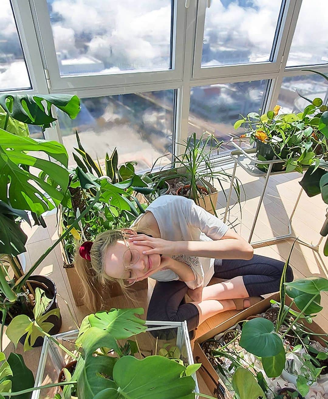 フェルナンダ・リーのインスタグラム：「Fernanda-villager in boxes 🌿🌿🍀🌾🌱🐛」