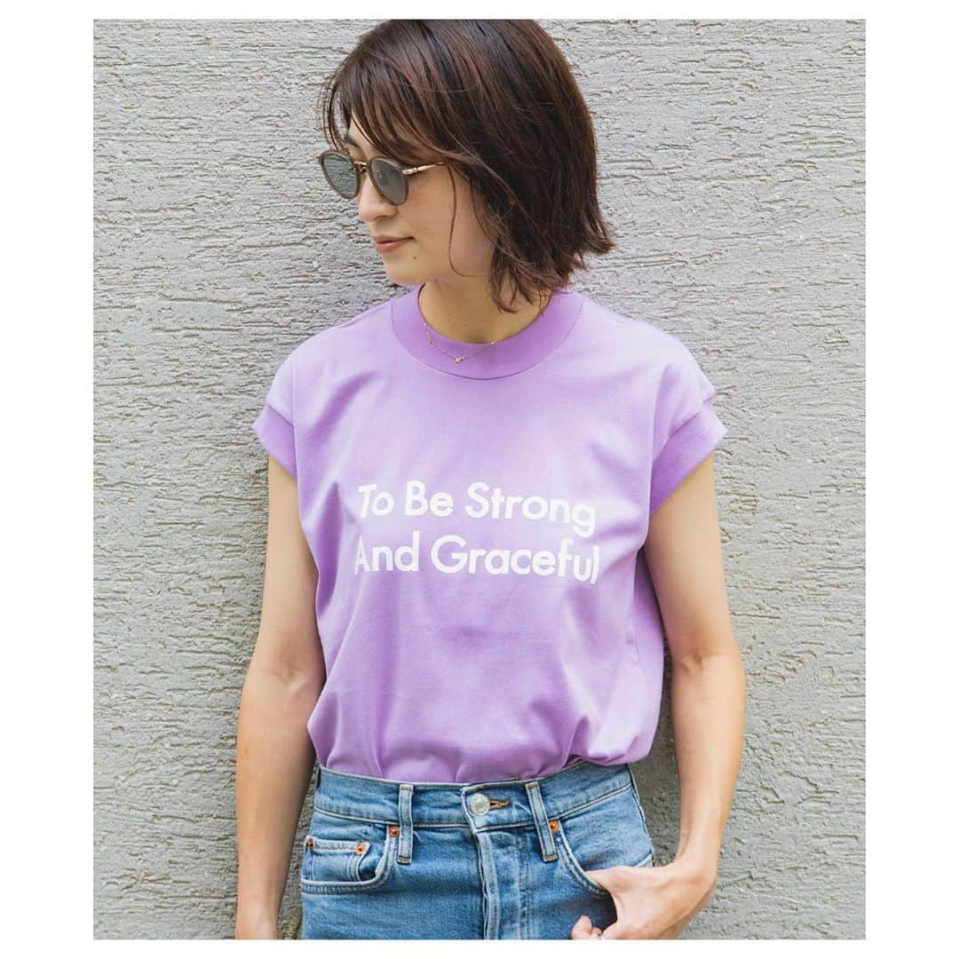 上村若菜のインスタグラム：「. @rita_jeans_tokyo とのコラボT . 『To Be Strong And Graceful』 . 強くしなやかに。 . 仕事に、家事に、子育てに…いくつもの顔を持つ女性たちに向けて。 変化も多く不安な世の中だからこそ、自分の軸をしっかり持ち、でも柔軟に合わせられるような、強さとしなやかさを併せ持つ女性。それが私の理想の女性像でもあります。 これを着ることでちょっとでも勇気がでるように…と願いを込めました⭐️ . RITAJEANSさんの定番のフレンチスリーブは形が本当にきれい！ 暑いけどノースリーブを着るのはちょっとはずかしい…という夏に重宝します。脇があかないので、インナーを選ばず1枚で着れるのも嬉しいポイント。 デニムに合わせてもスカートに合わせても✨インでもアウトでも着られる丈感で色んな着こなしが楽しめます。 . フレンチスリーブT ⚫︎ブラウン×ホワイト ⚫︎ラベンダー×ホワイト ⚫︎ホワイト×ミントグリーン の3色。 . ¥7500＋税 . ☆先着でロゴ入りトートバッグ4種類の中からお選びいただけます🛍 . 📢7月21日(火) 14時〜@wakame_kami と @rita_jeans_tokyo でInstalive同時配信 ✨ →RITA JEANSのアカウントのigTVで保存してます✅ . 7月21日 20:00〜事前予約start 8月3日  発売 . #ritajeanstokyo #リタジーンズトーキョー #ロゴT #ロゴTシャツ #ロゴTコーデ #フレンチスリーブ #ブラウン #ミントグリーン #ラベンダー #大人カジュアル #Tシャツコーデ」