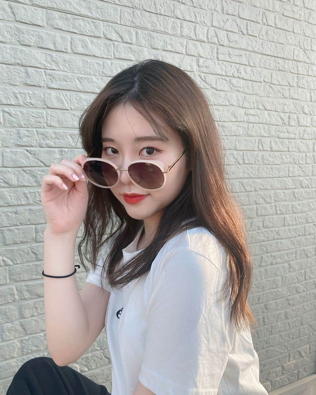 ViVi girlのインスタグラム：「こんにちは！ViVigirlの寒澤貴子です！ わたしが夏買ったものは、サングラスです😎❤️ 一目惚れして買ったんだけど、なかなか外に遊びに出かける機会がなくて残念😔 おうちで自撮りするときに使いたいと思います😂 ﻿ #ViVigirl #ViVigirl_official #ViVigirlspick #ViVigirlspick_夏買ったもの」